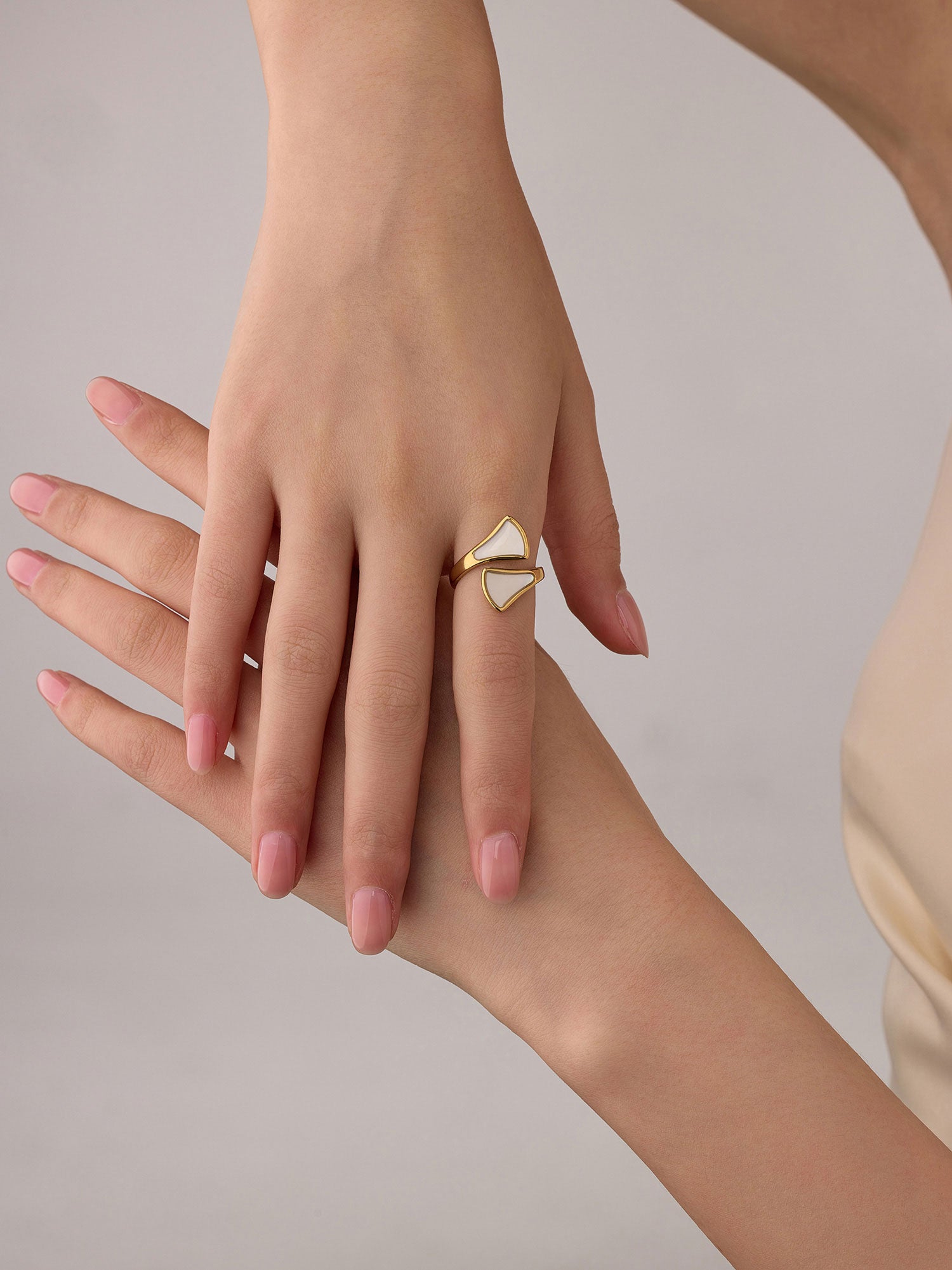 Anillo Darya Ajustable Zirconia Blanca Dorado