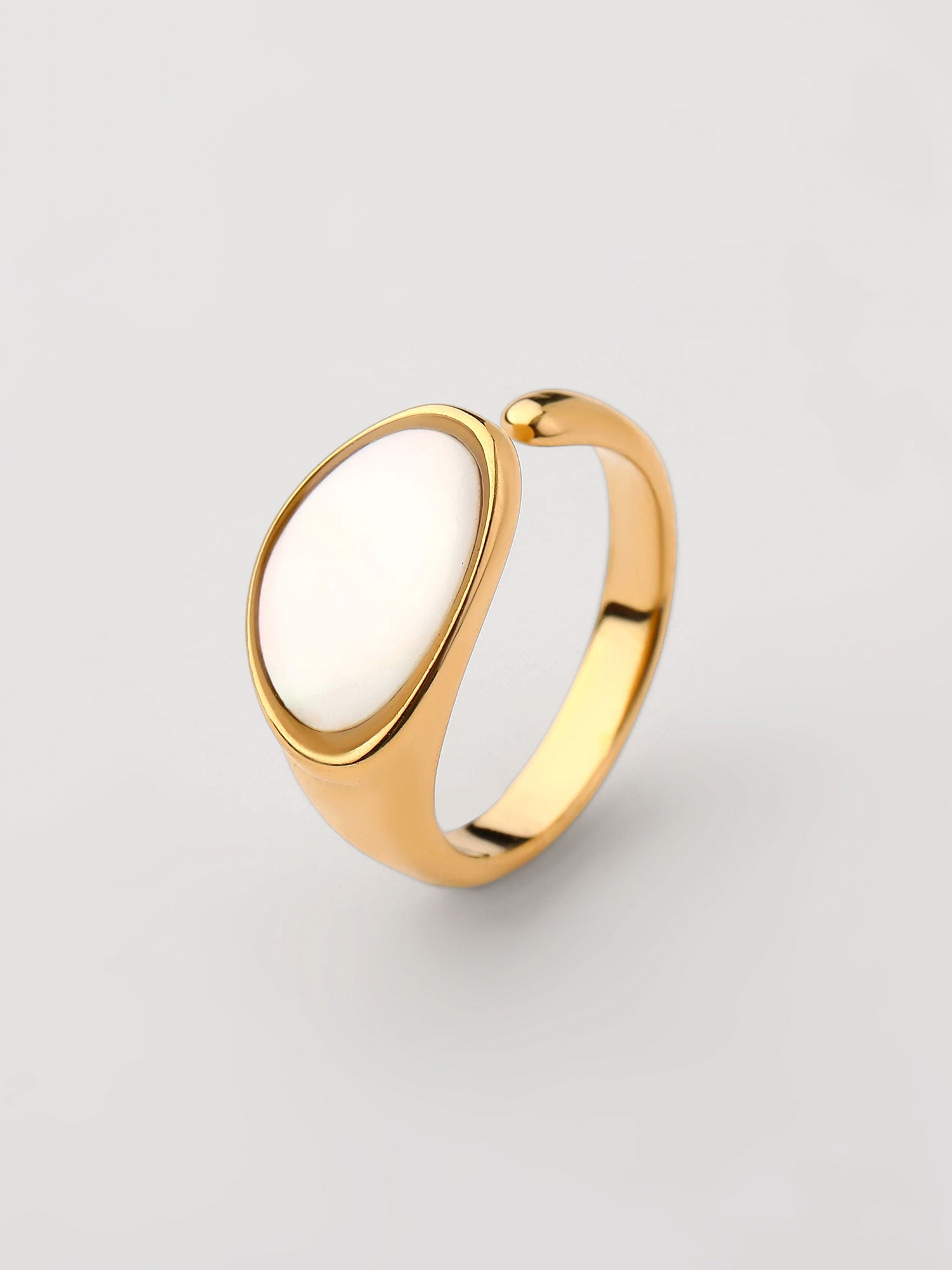 Anel aberto com madrepérola dourada