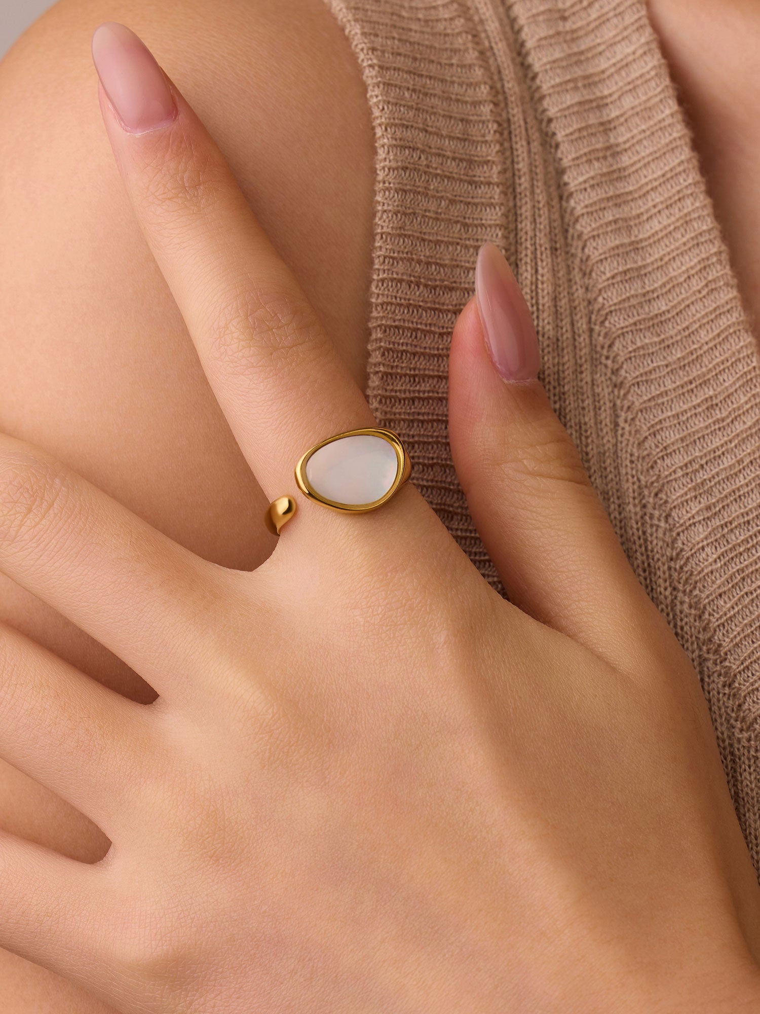 Anel aberto com madrepérola dourada