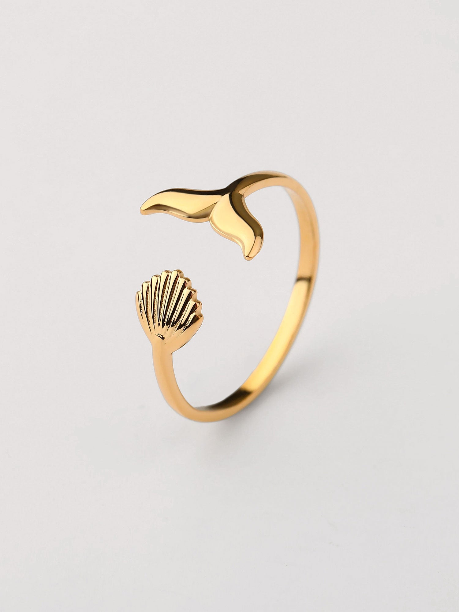 Anel com figura de concha Dourado