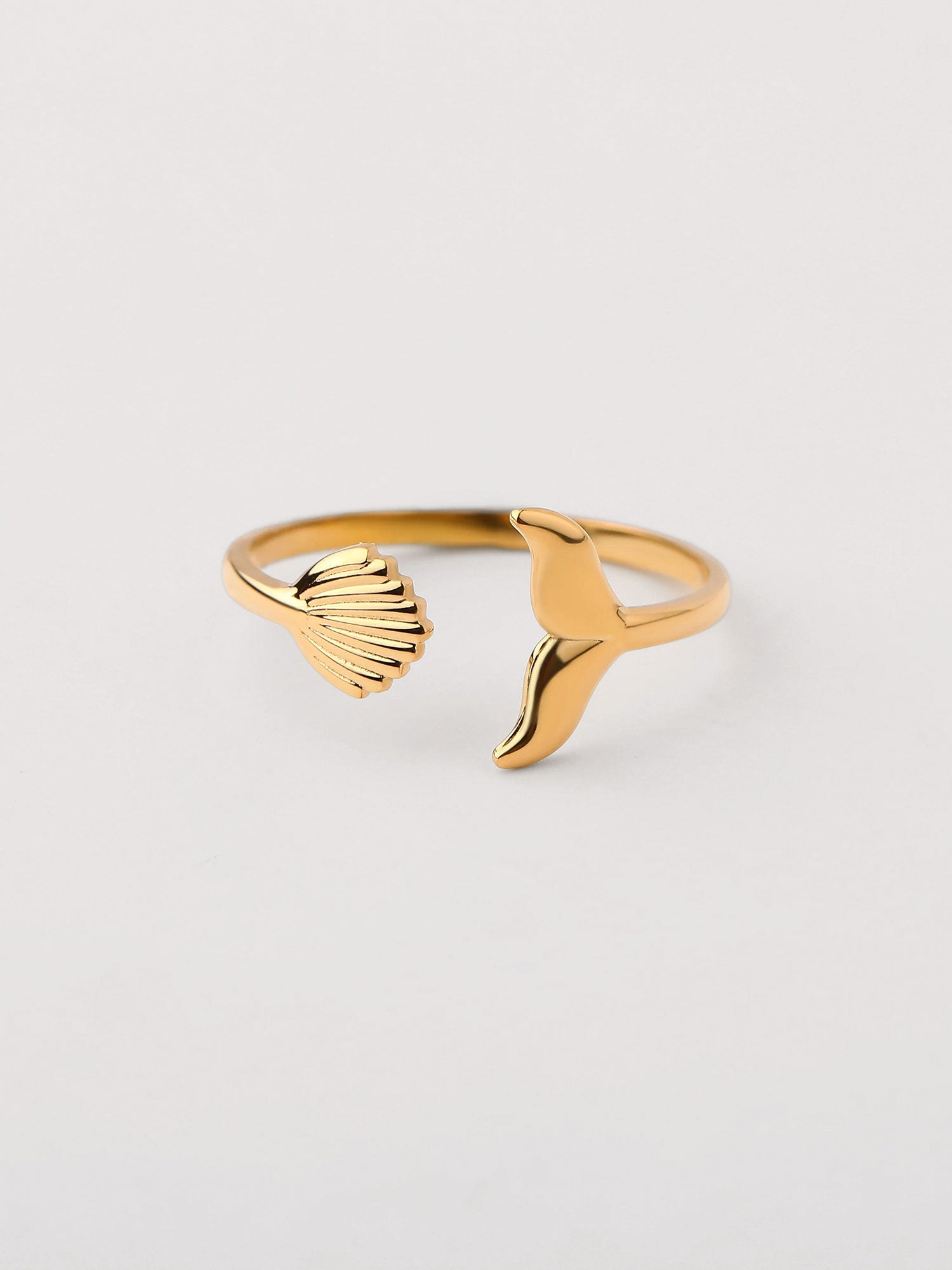 Anel com figura de concha Dourado