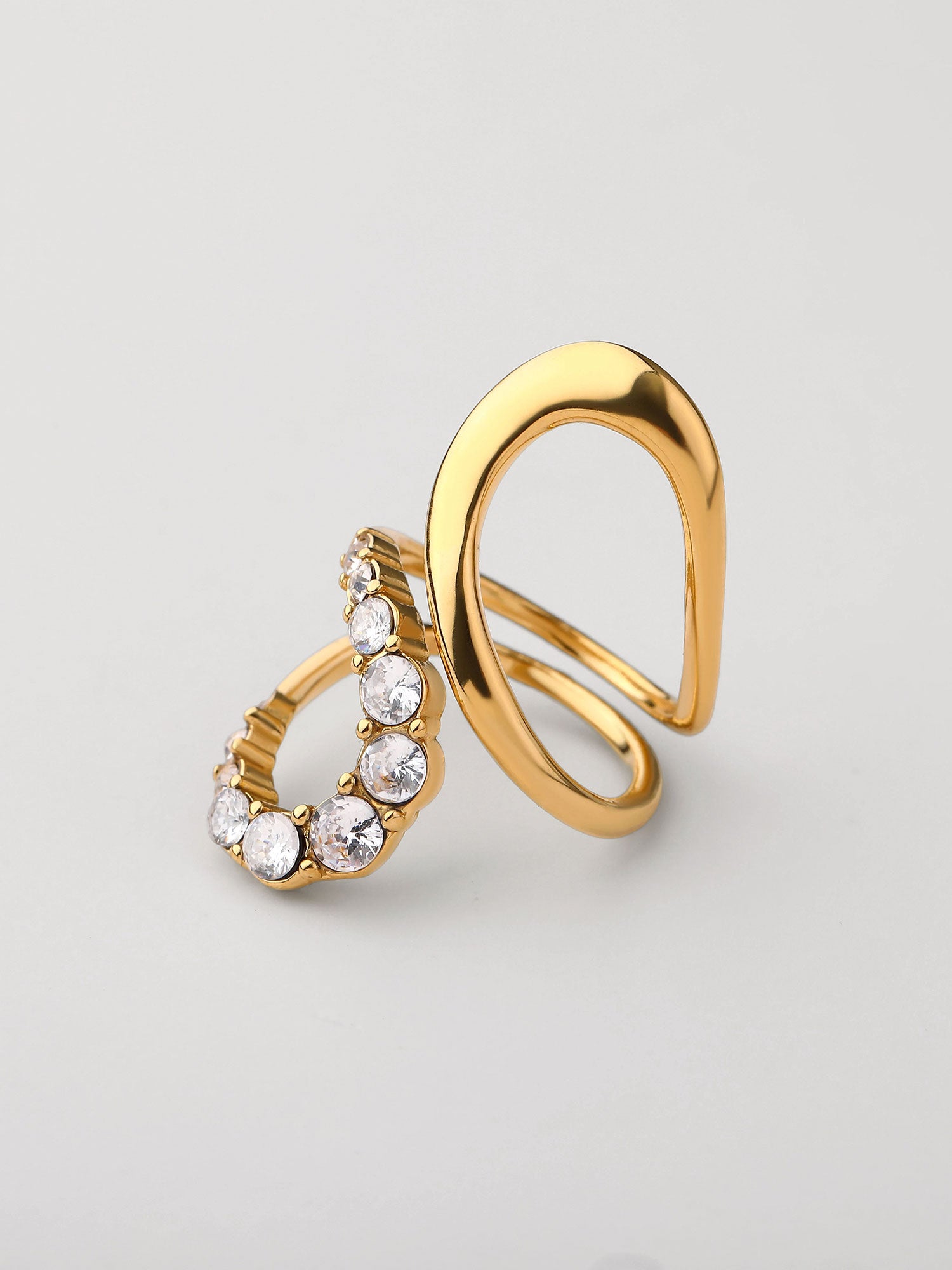 Anel entrelazado zircónias Dourado