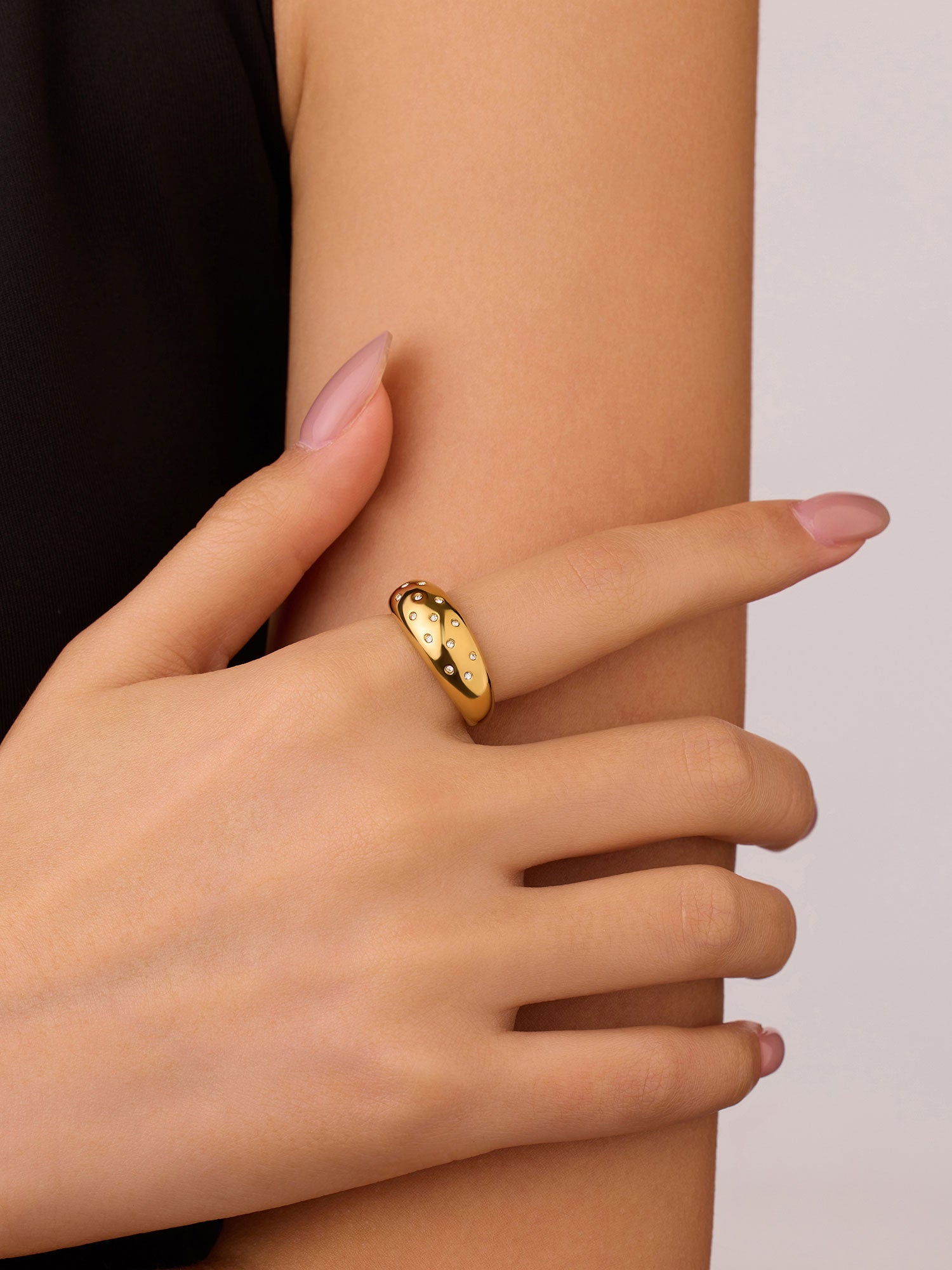 Anel com zircónias Dourado básico