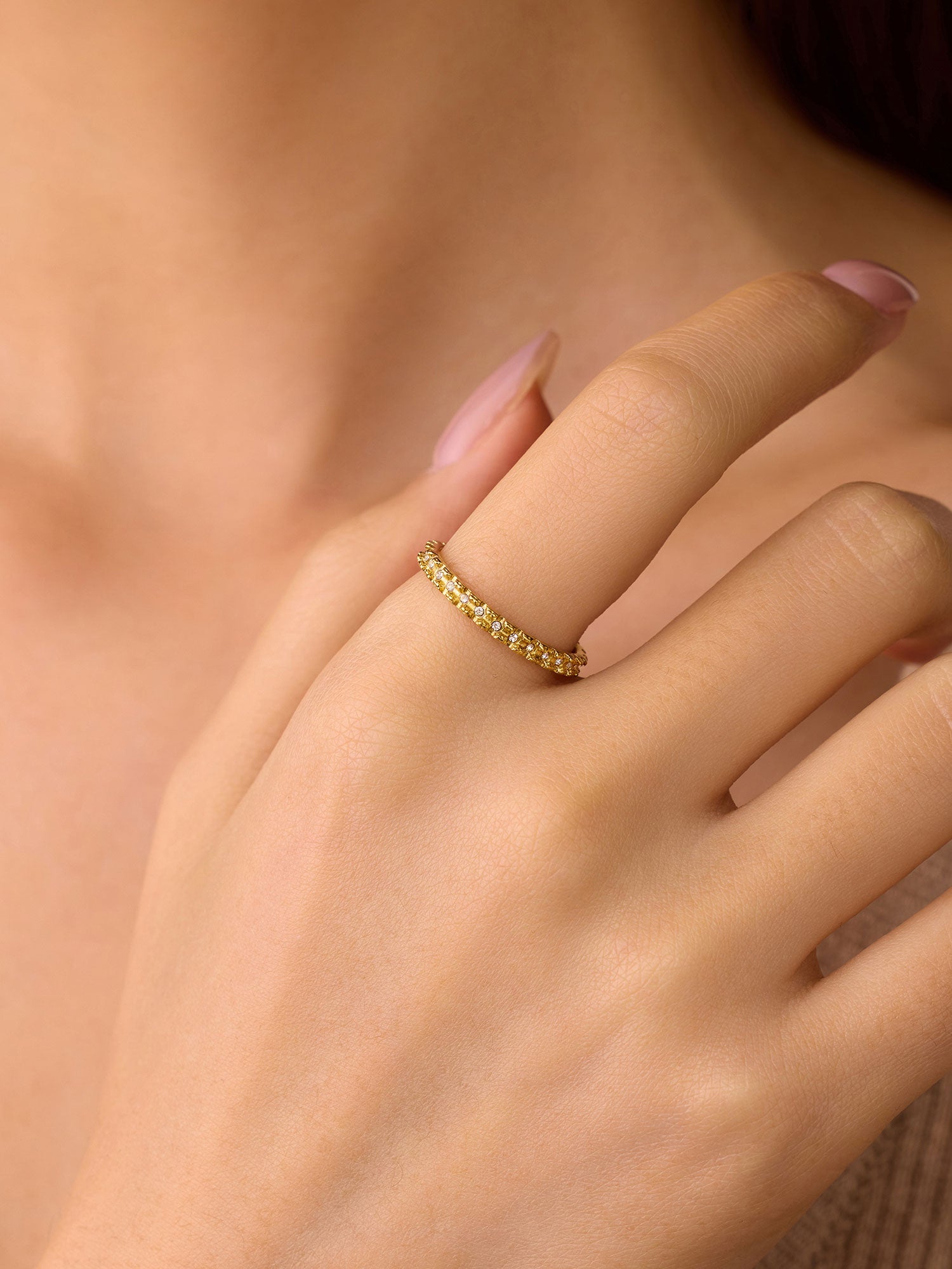 Anel fino com zircónias Dourado