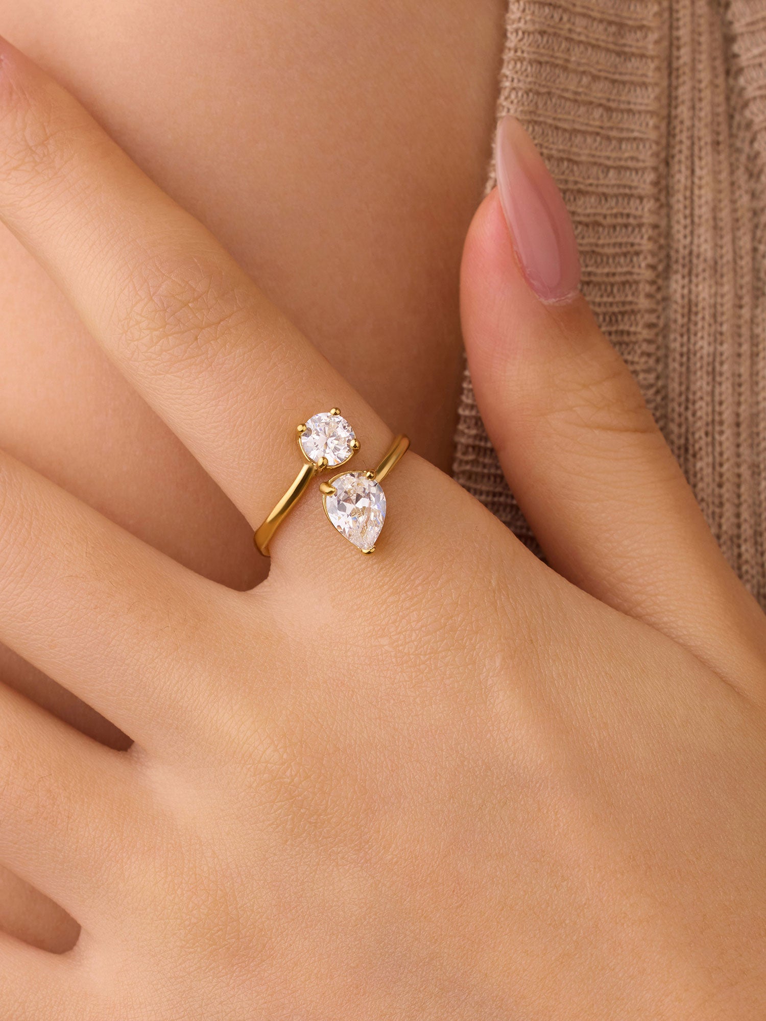 Anel aberto com duplo Zirconia Dourado