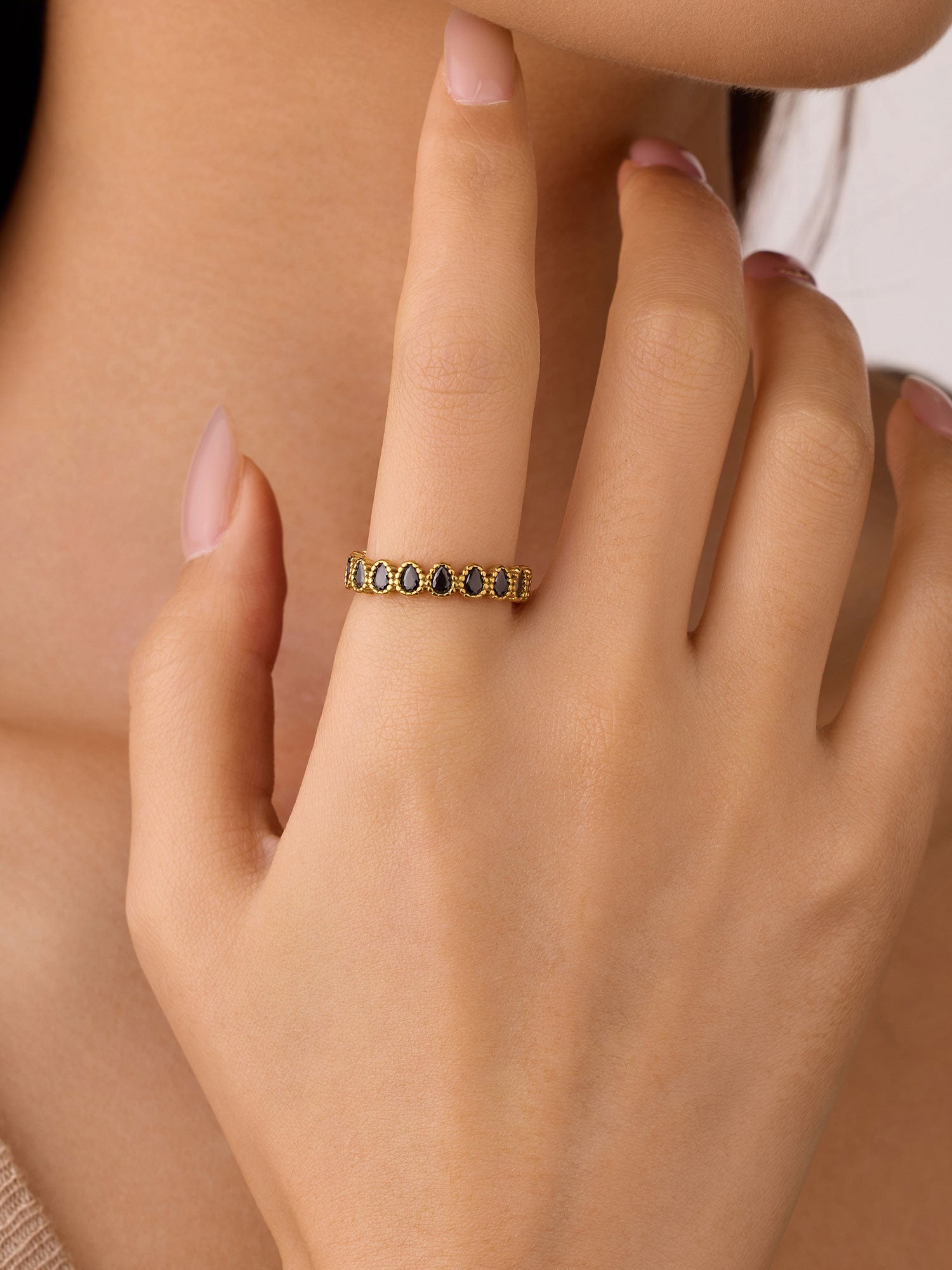 Anel Ajustável Sola Zircónias Pretas Dourado