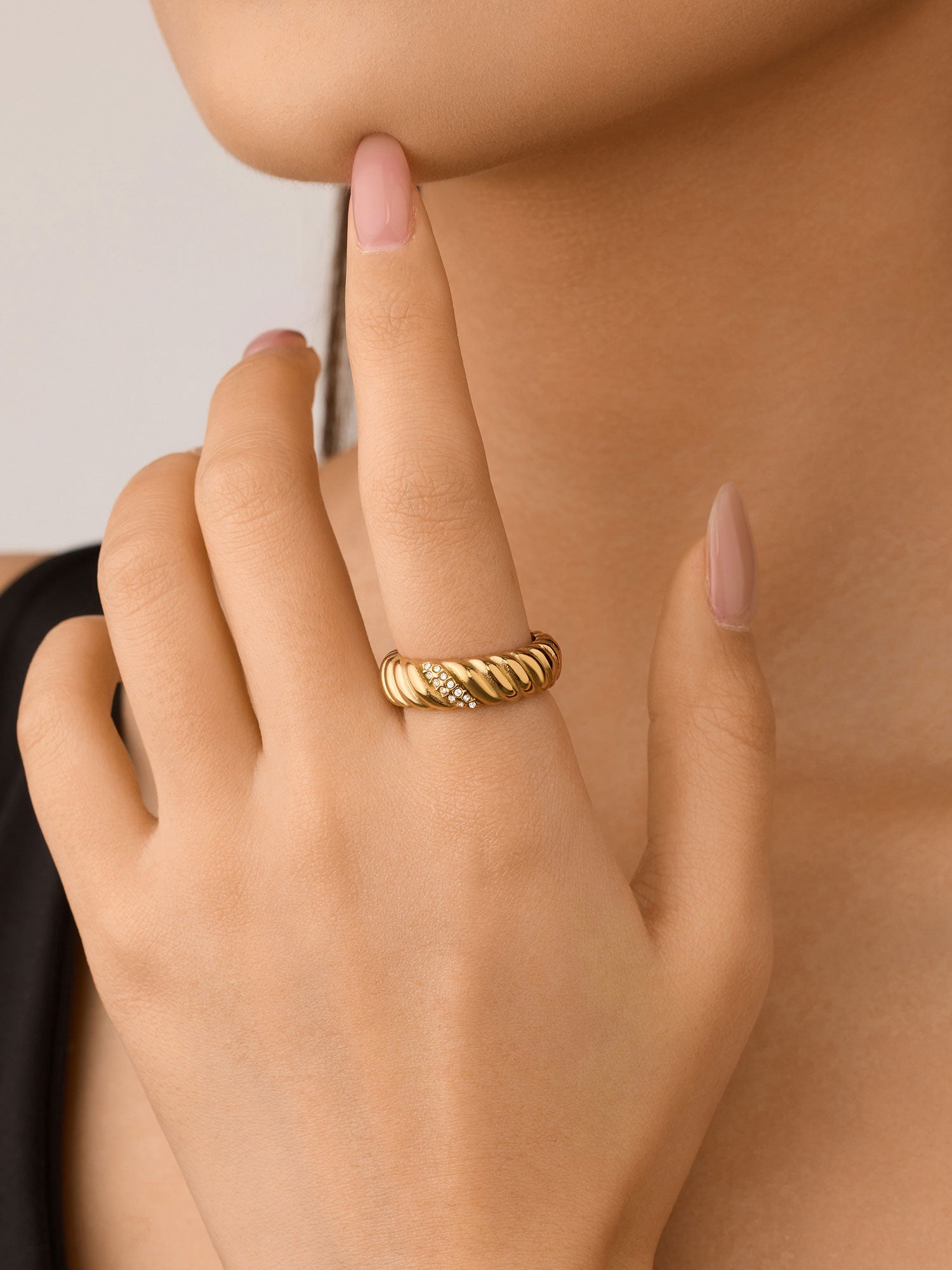 Anel largo com zircónias Dourado