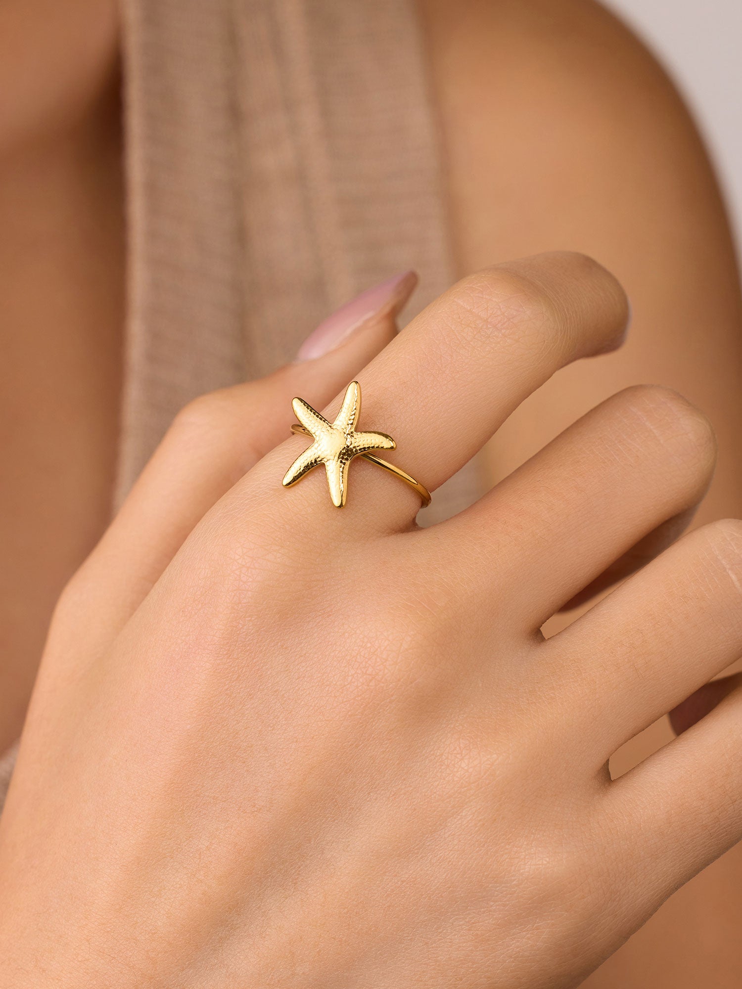 Anel com forma de estrella de mar Dourado