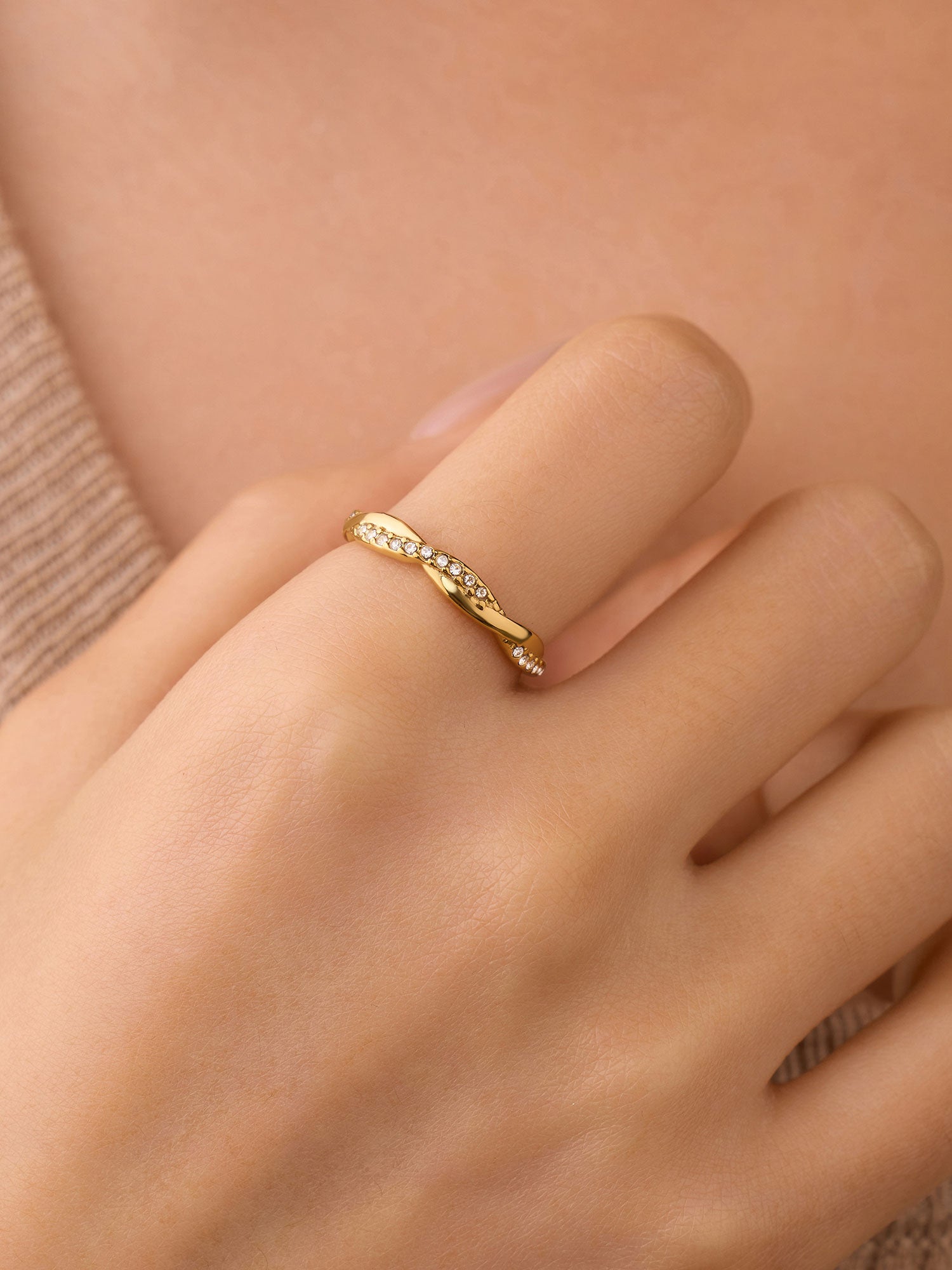 Anel aberto zircónias brillo Dourado