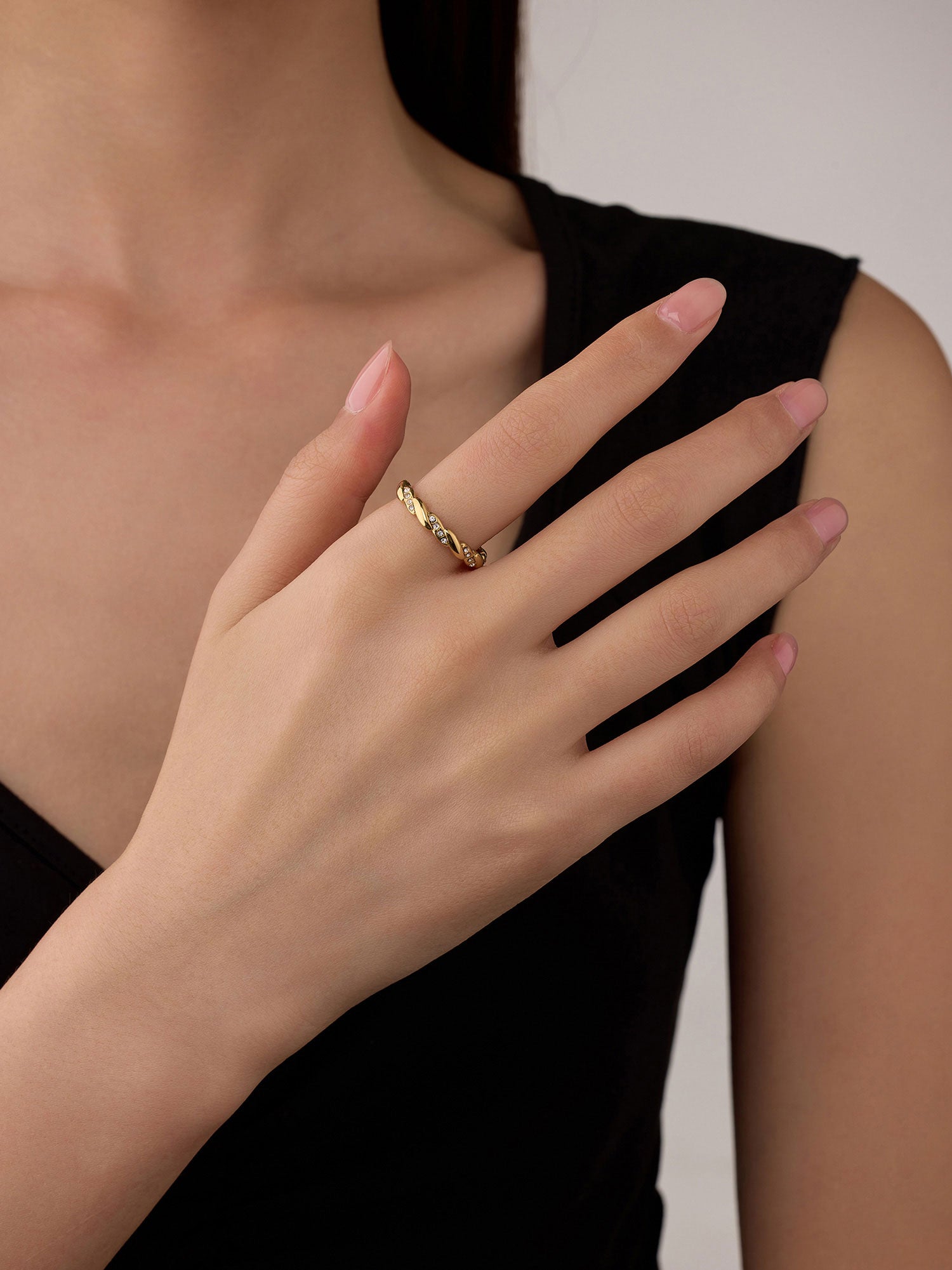 Anillo Ilya Ajustable Zirconia Dorado