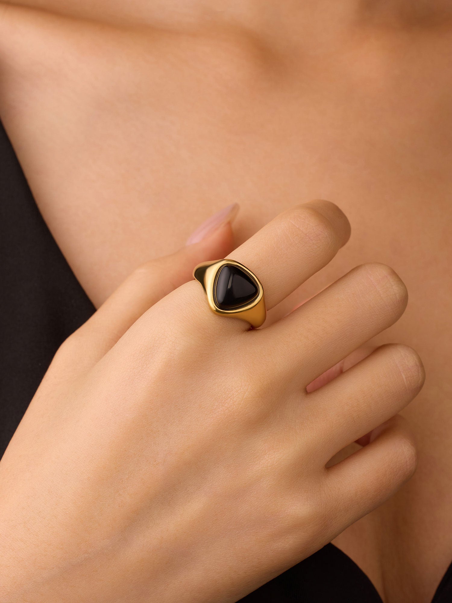 Anel Taliah com Pedra Natural Preta Dourado