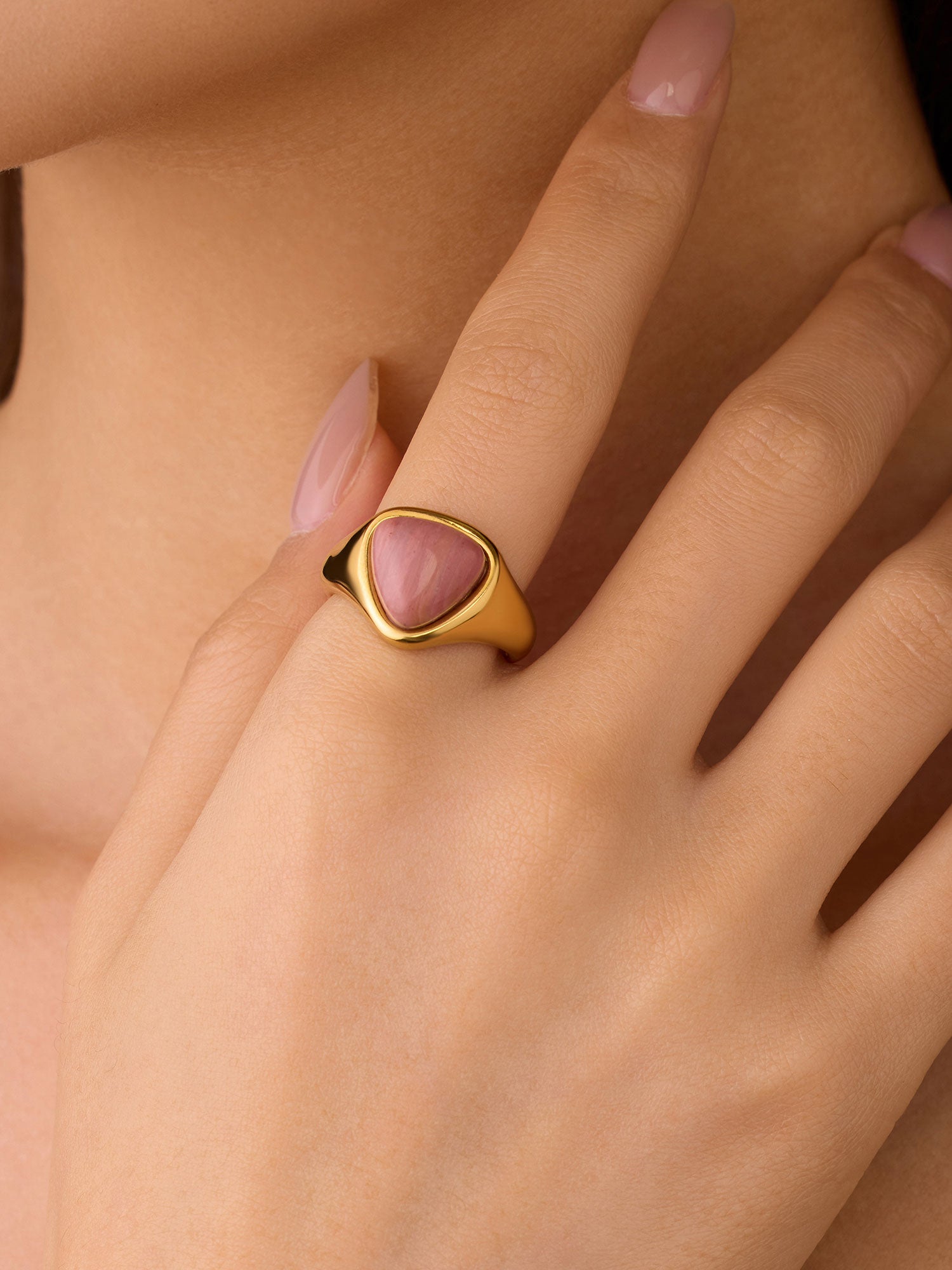 Anel Taliah com Pedra Natural Rosa Dourado