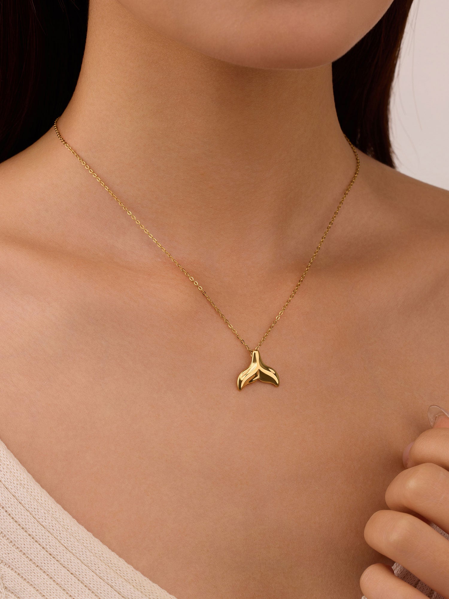 Colar cauda de baleia Dourado