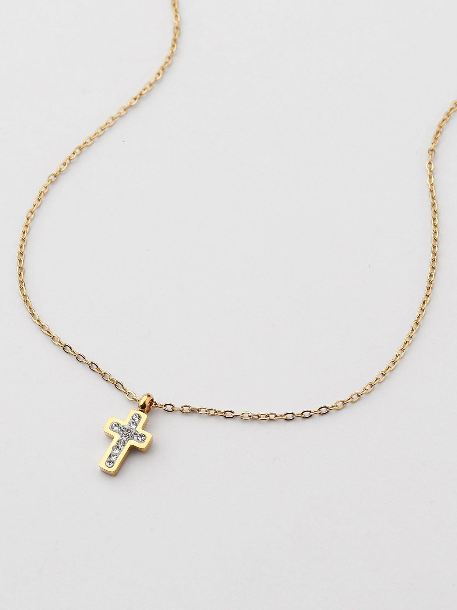 Colar Cruz Zirconitas negras Dourado