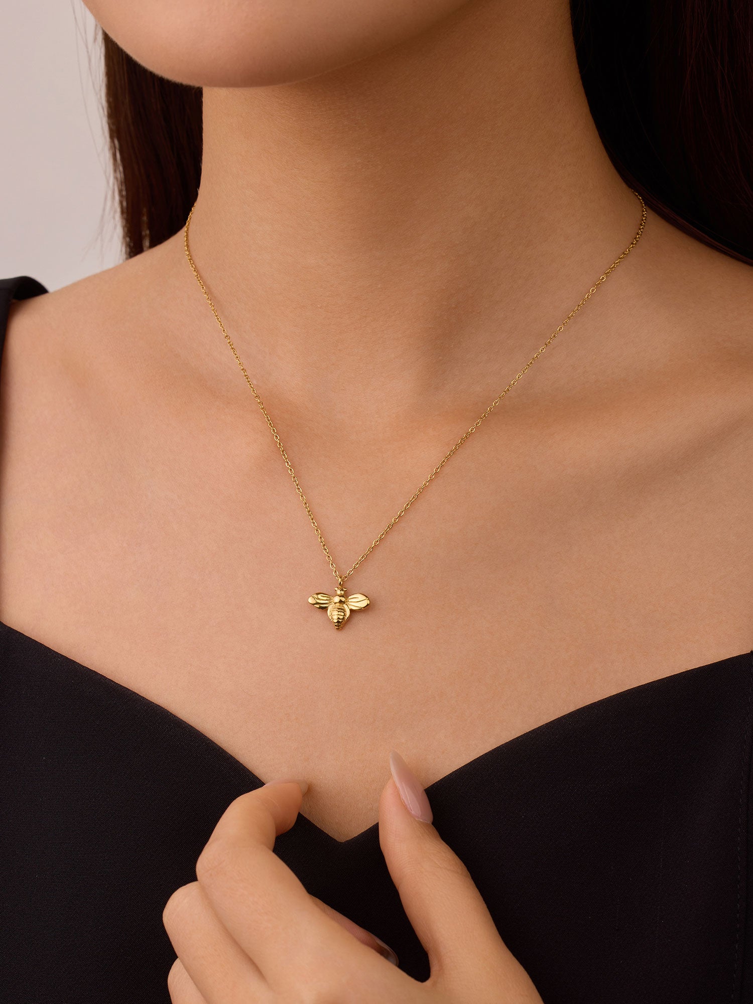 Colar com figura de abelha Dourado