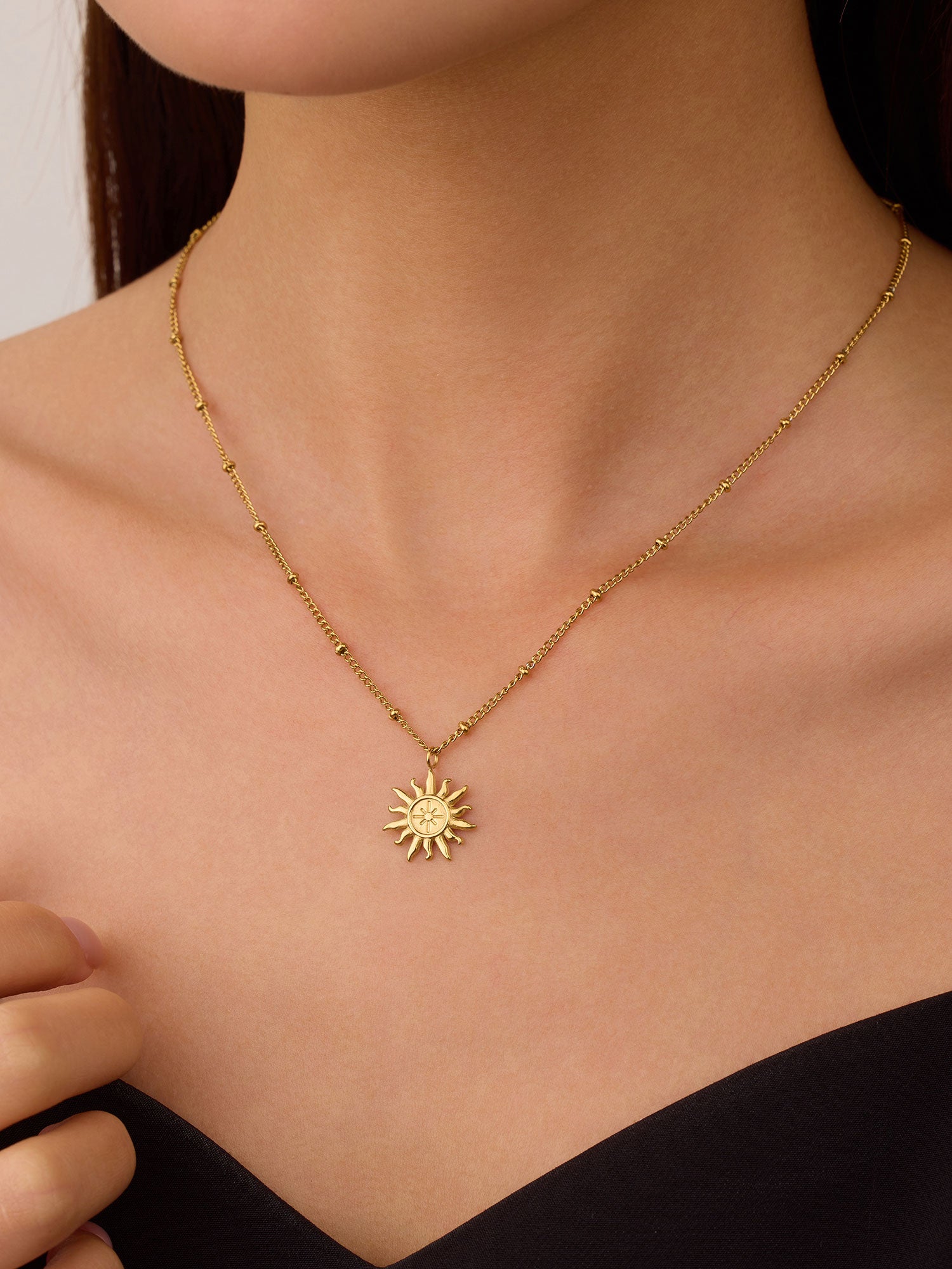 Colar longo com figura de sol Dourado