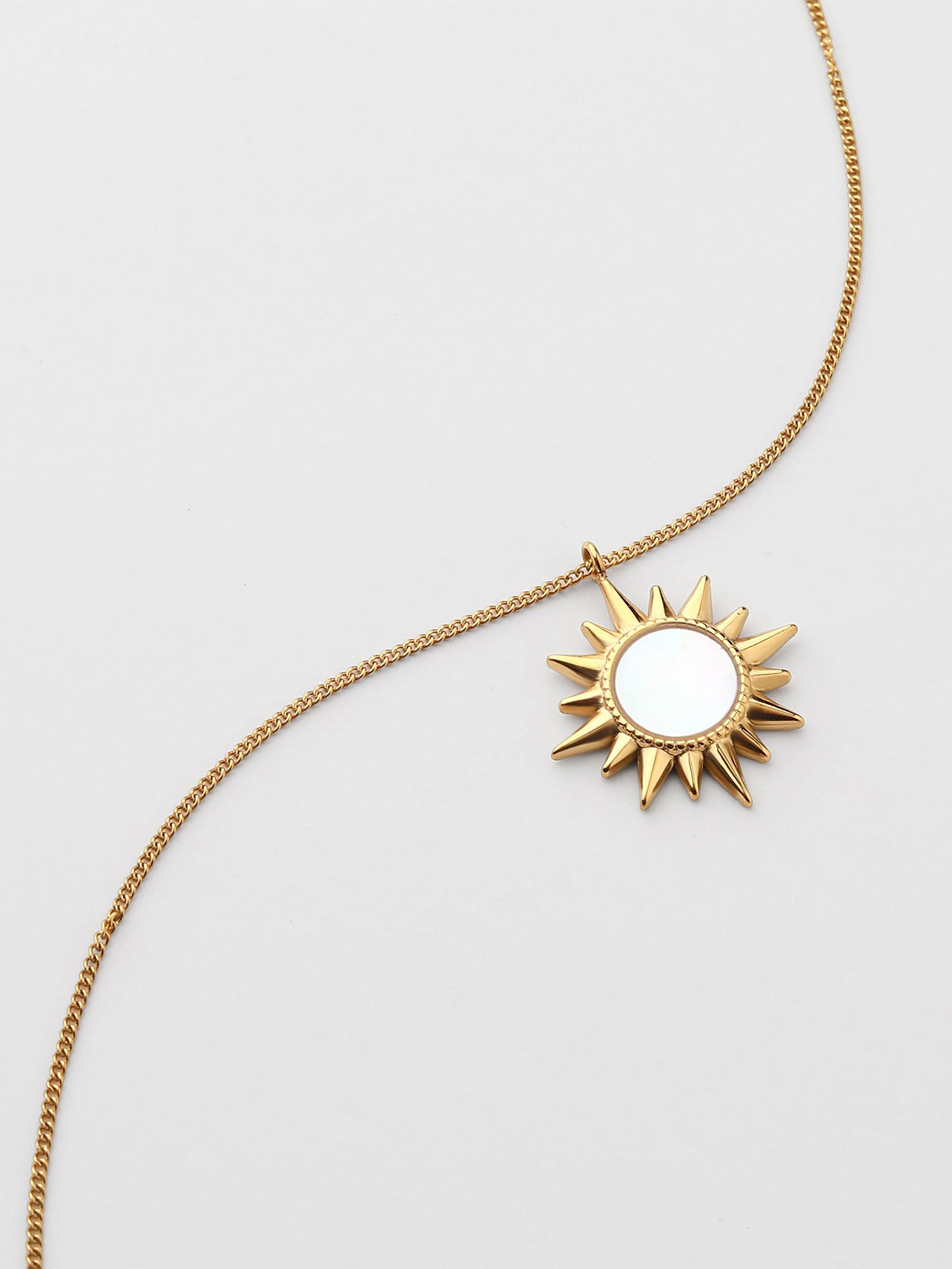 Colar com sol de madrepérola longo Dourado