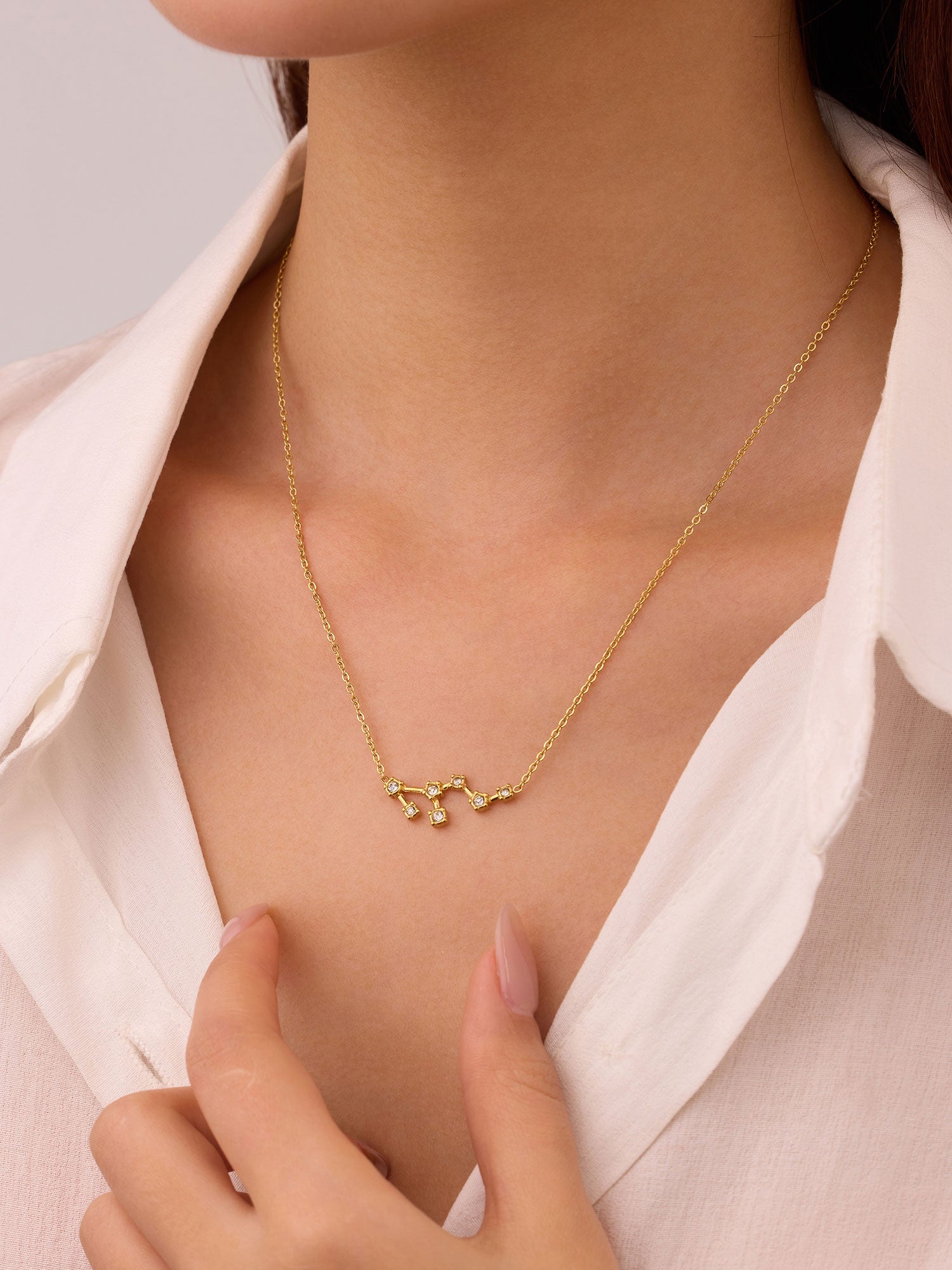 Colar Leão Constelação Dourado com zircónias