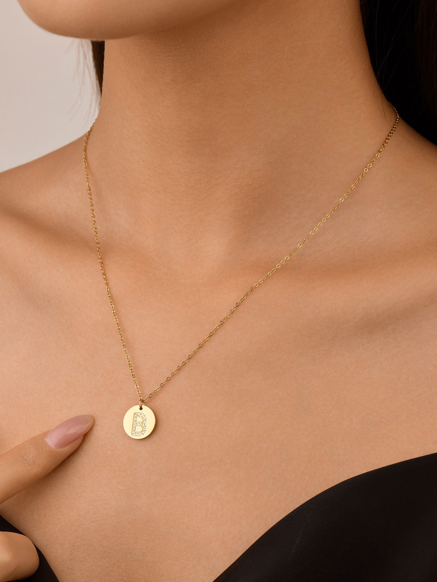Colar Inicial B medalhão brilhante Dourado