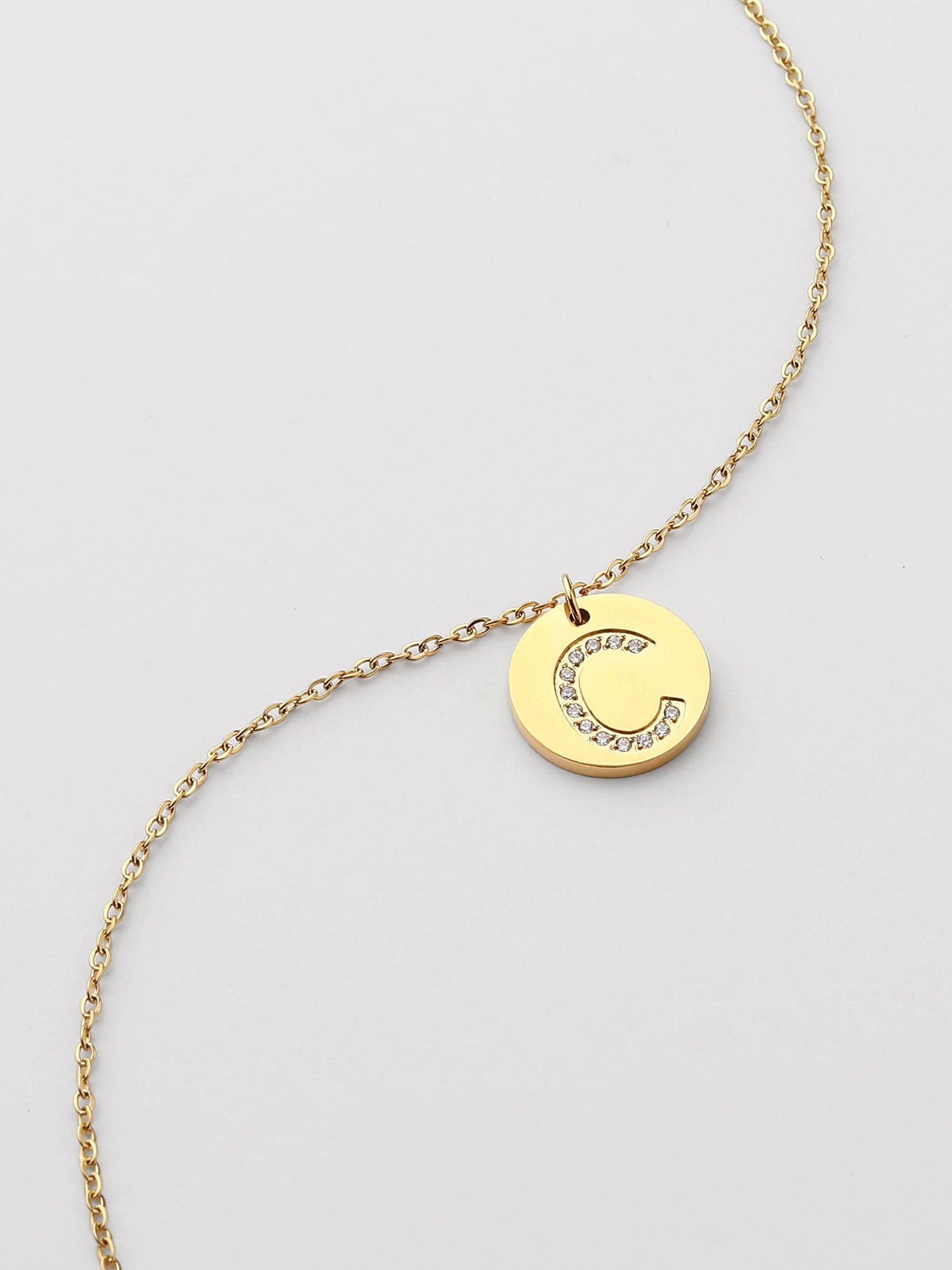 Colar Inicial C medalhão brilhante Dourado