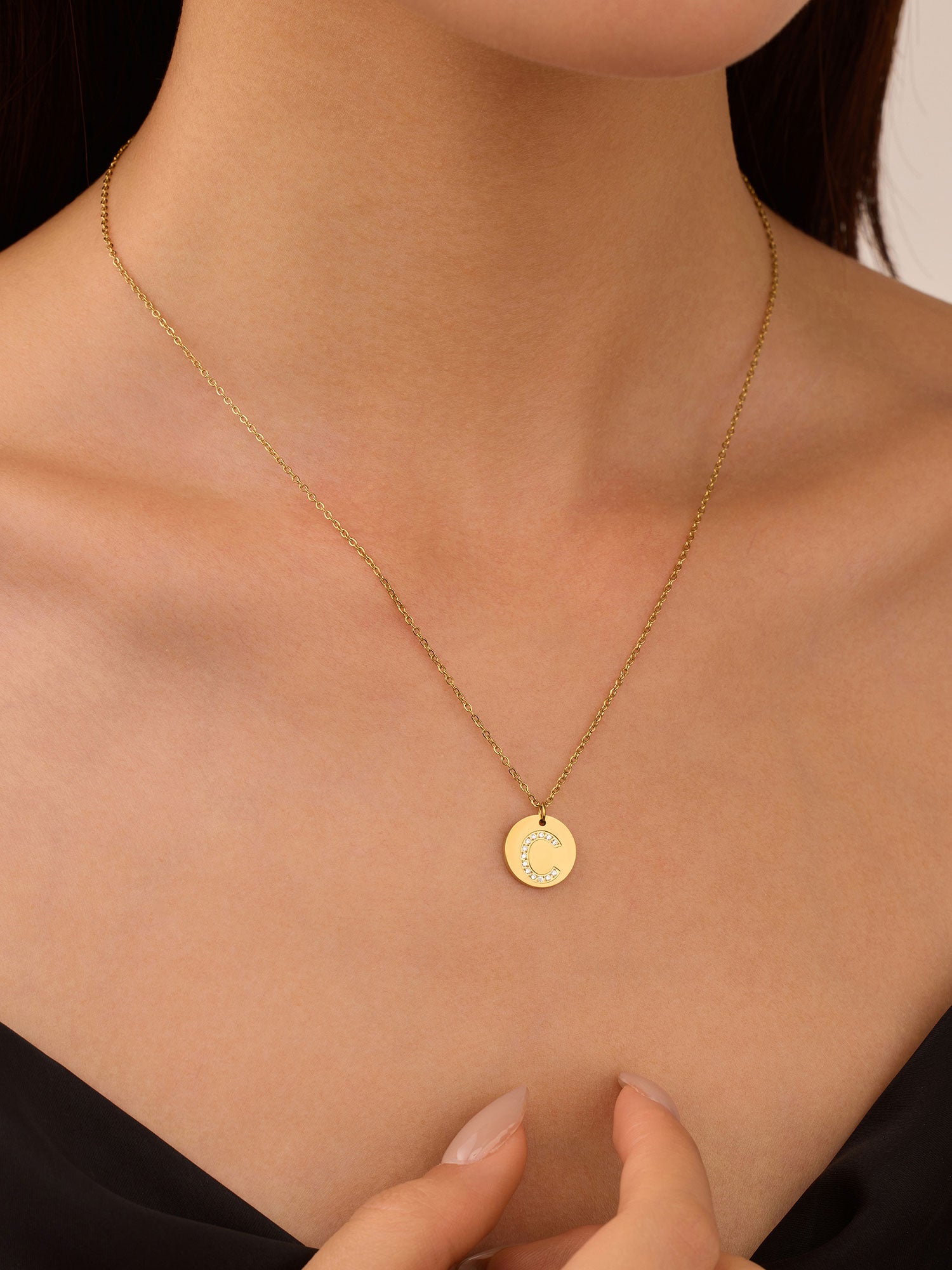 Colar Inicial C medalhão brilhante Dourado