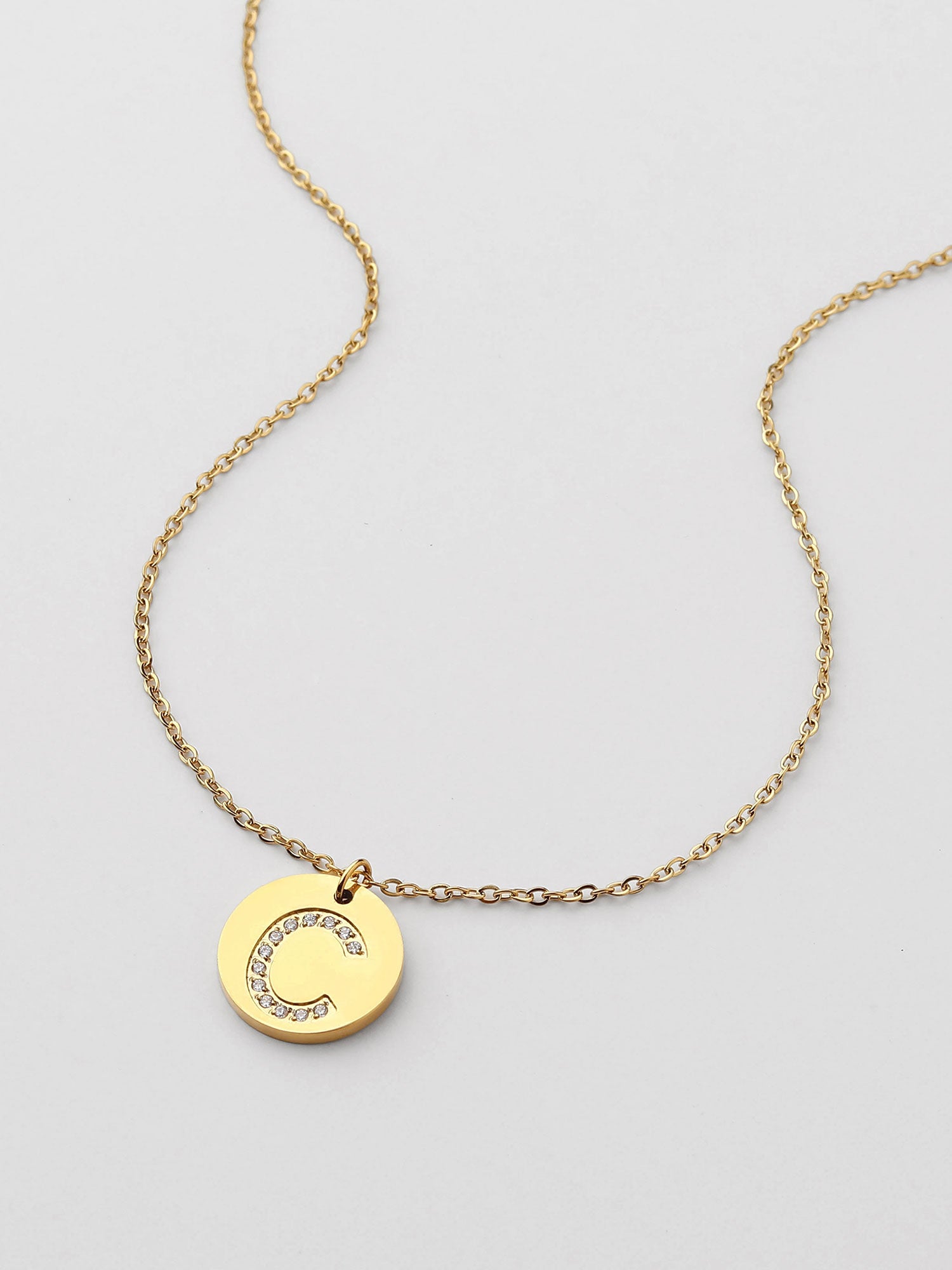 Colar Inicial C medalhão brilhante Dourado