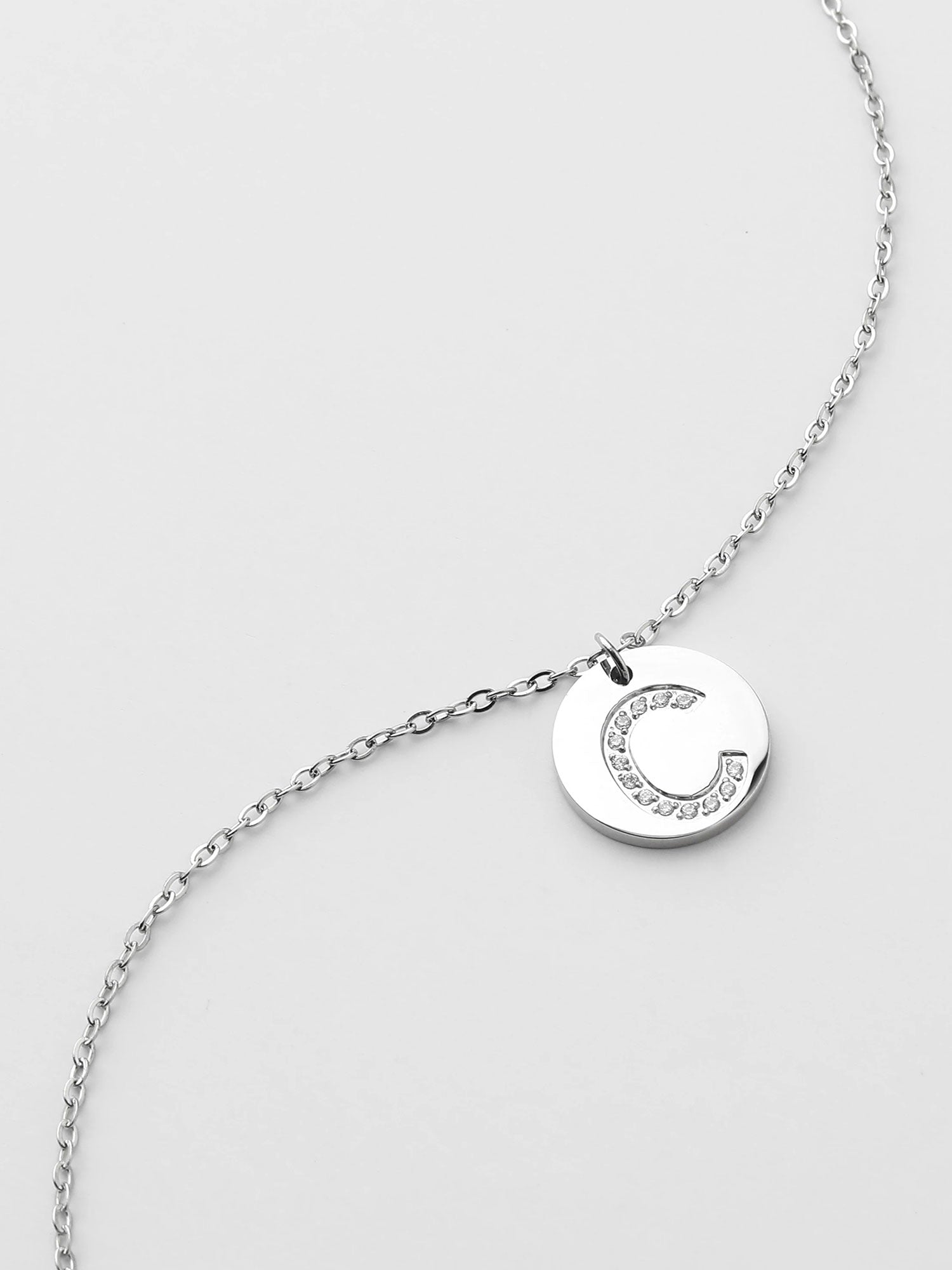 Colar Inicial C medalhão brilhante Prateado