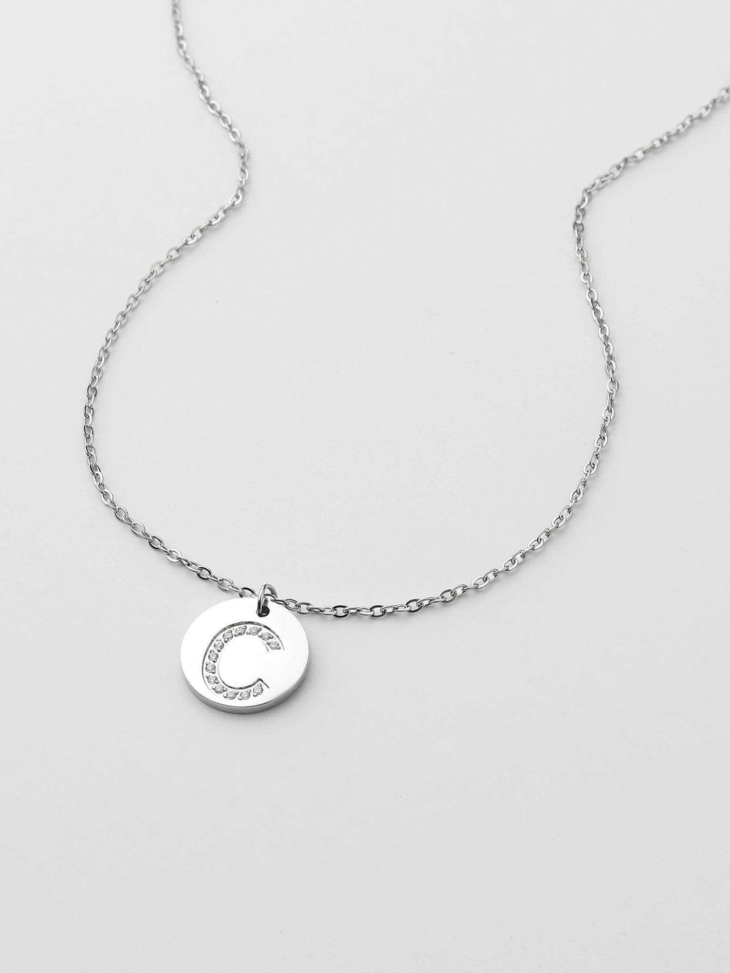 Colar Inicial C medalhão brilhante Prateado