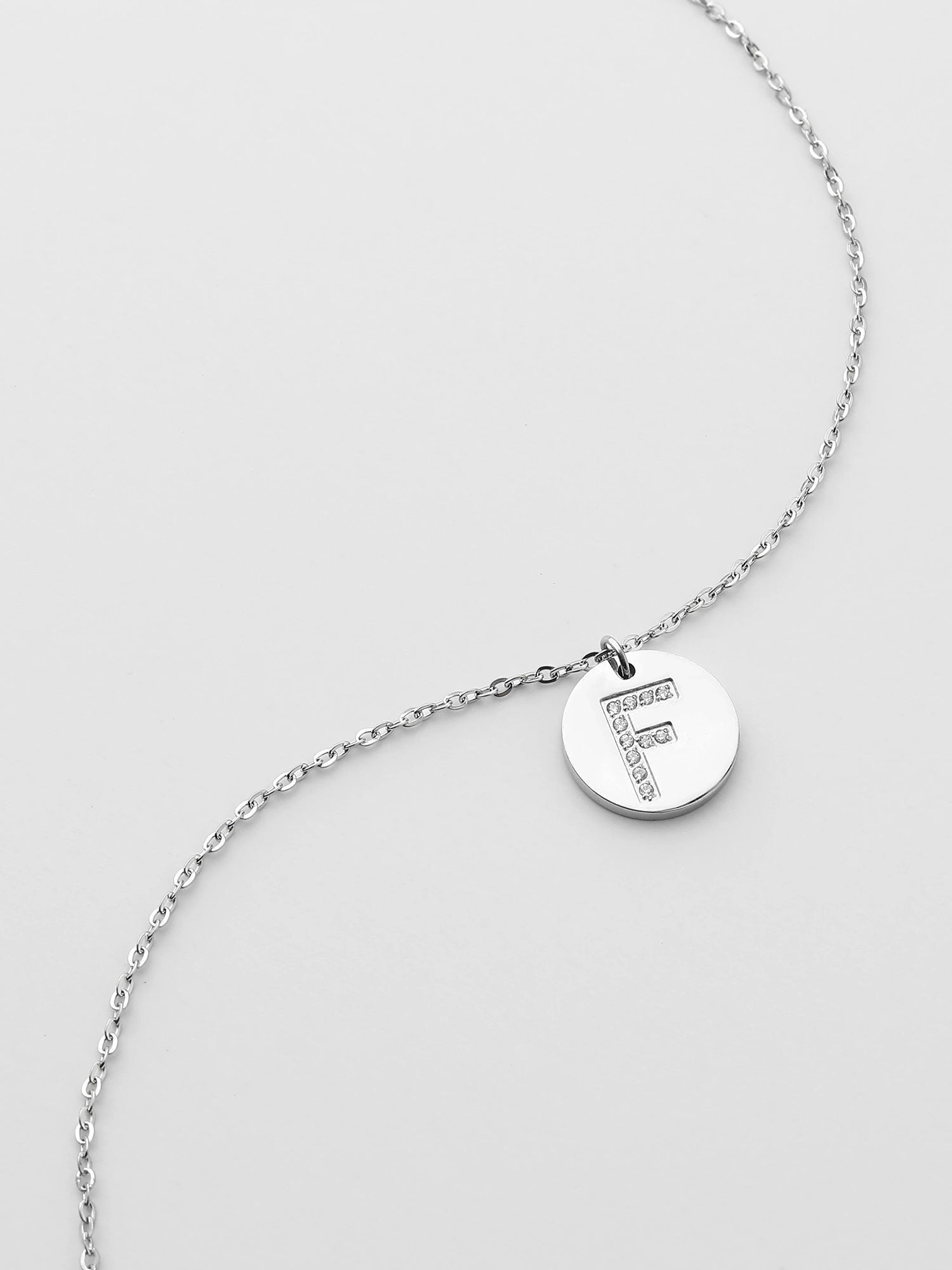Colar Inicial F medalhão Prateado Brillante