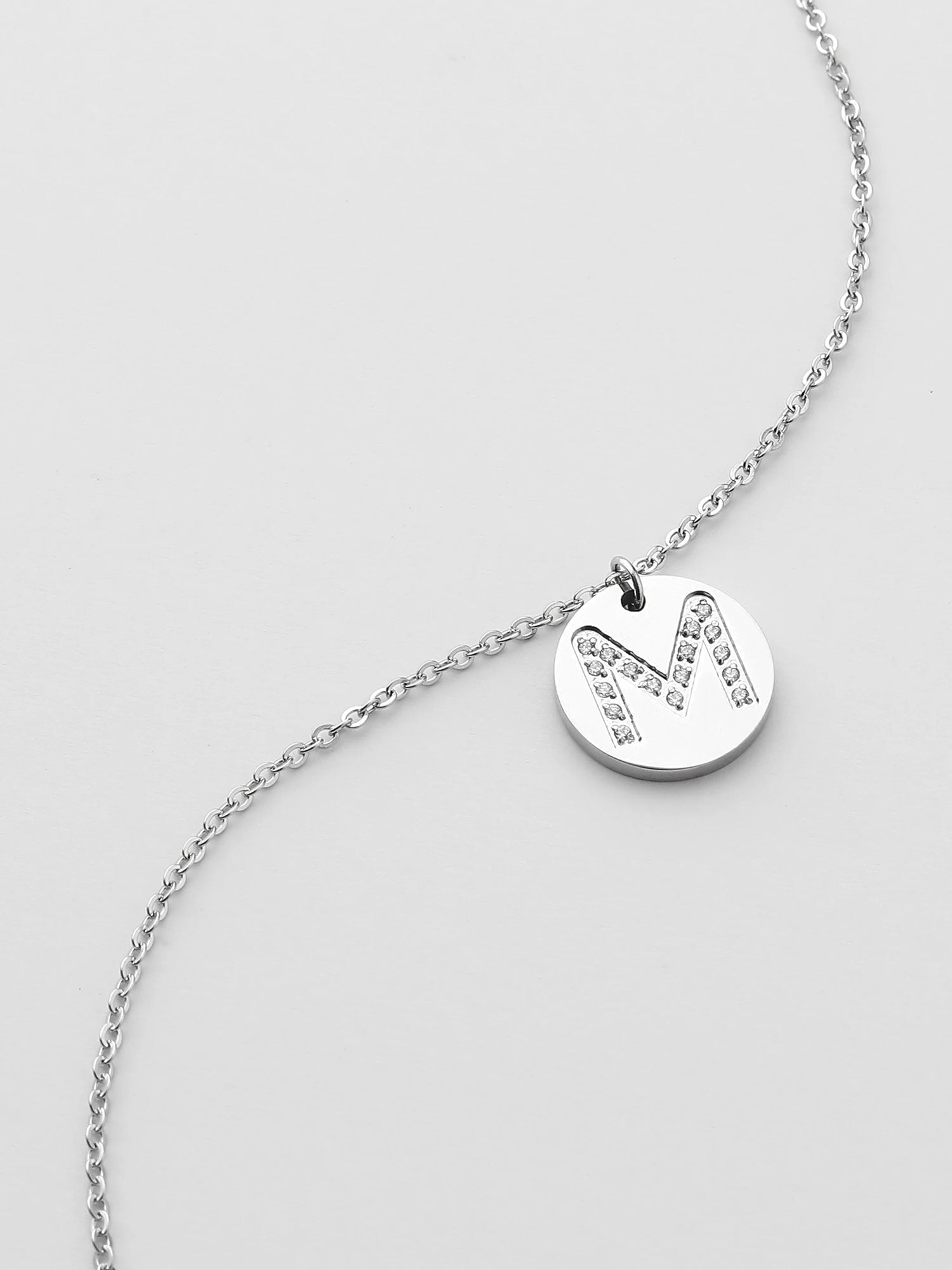 Colar Inicial M medalhão Prateado Brillante