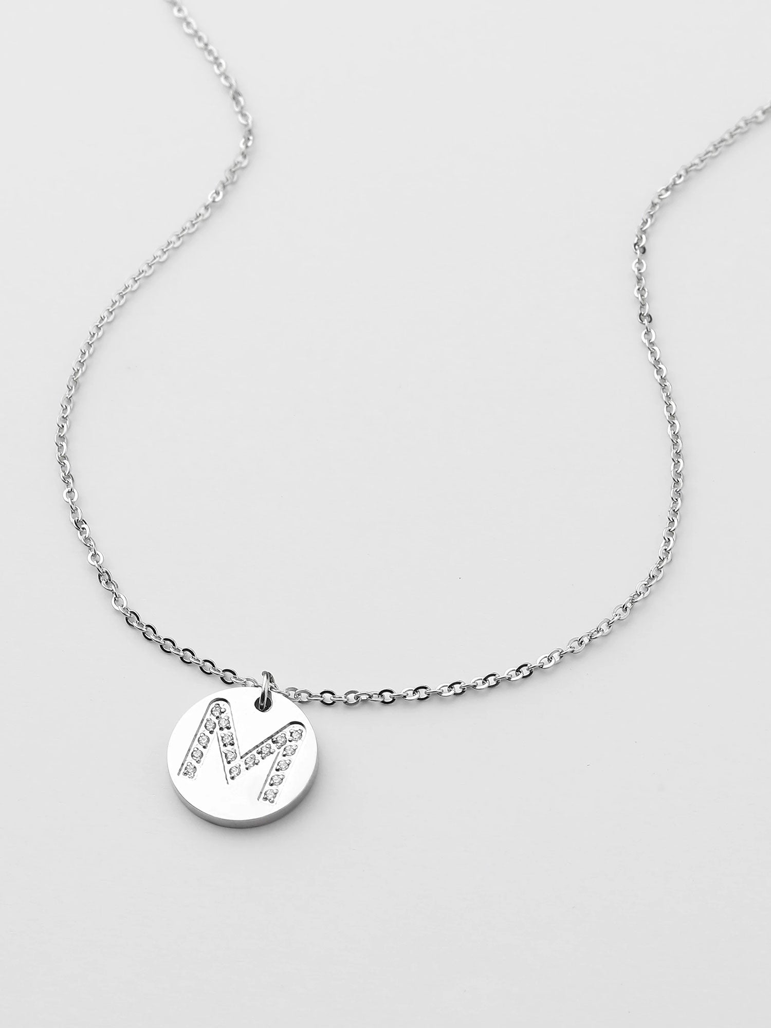 Colar Inicial M medalhão Prateado Brillante