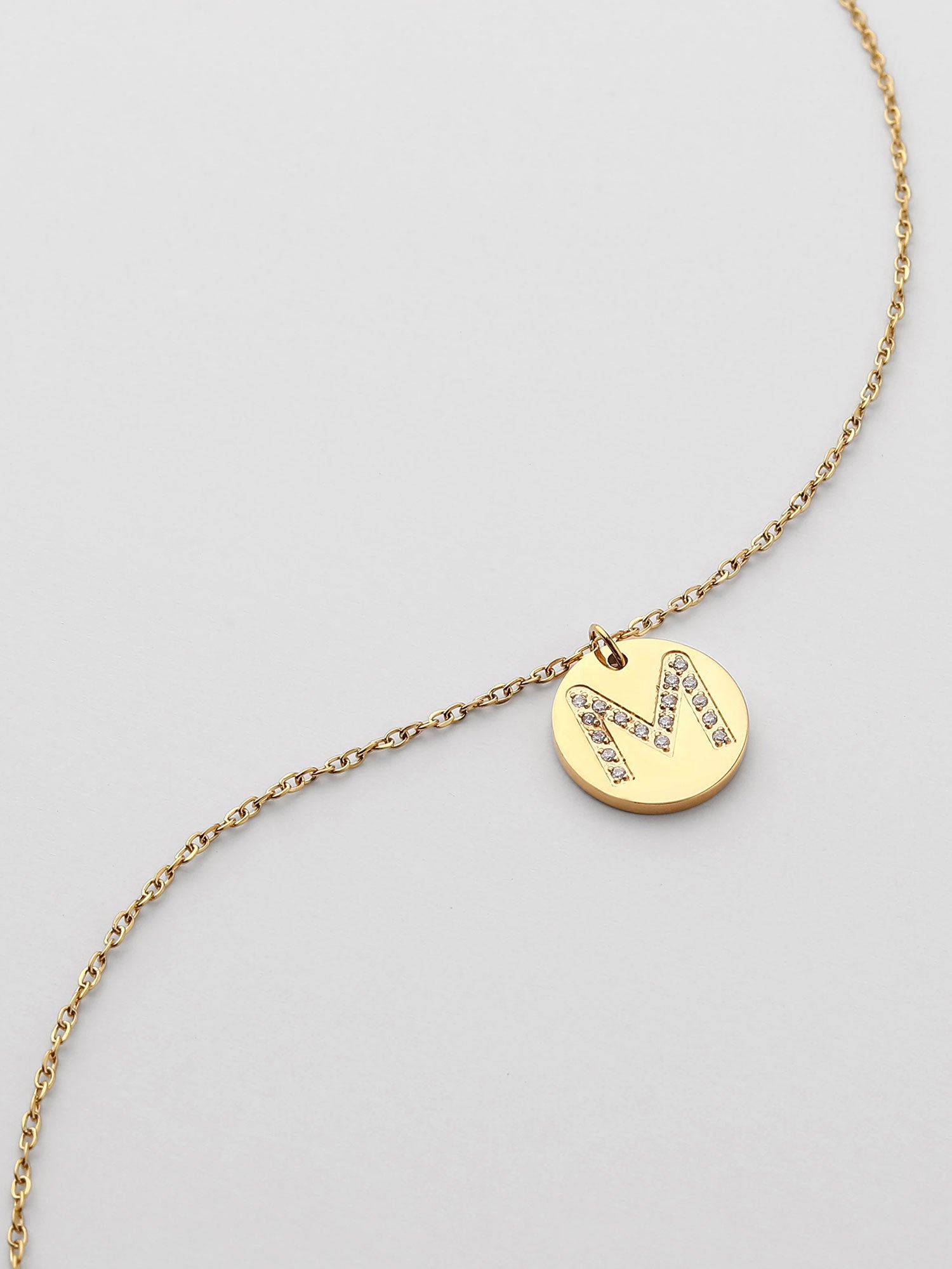 Colar Inicial M medalhão Dourado Brillante