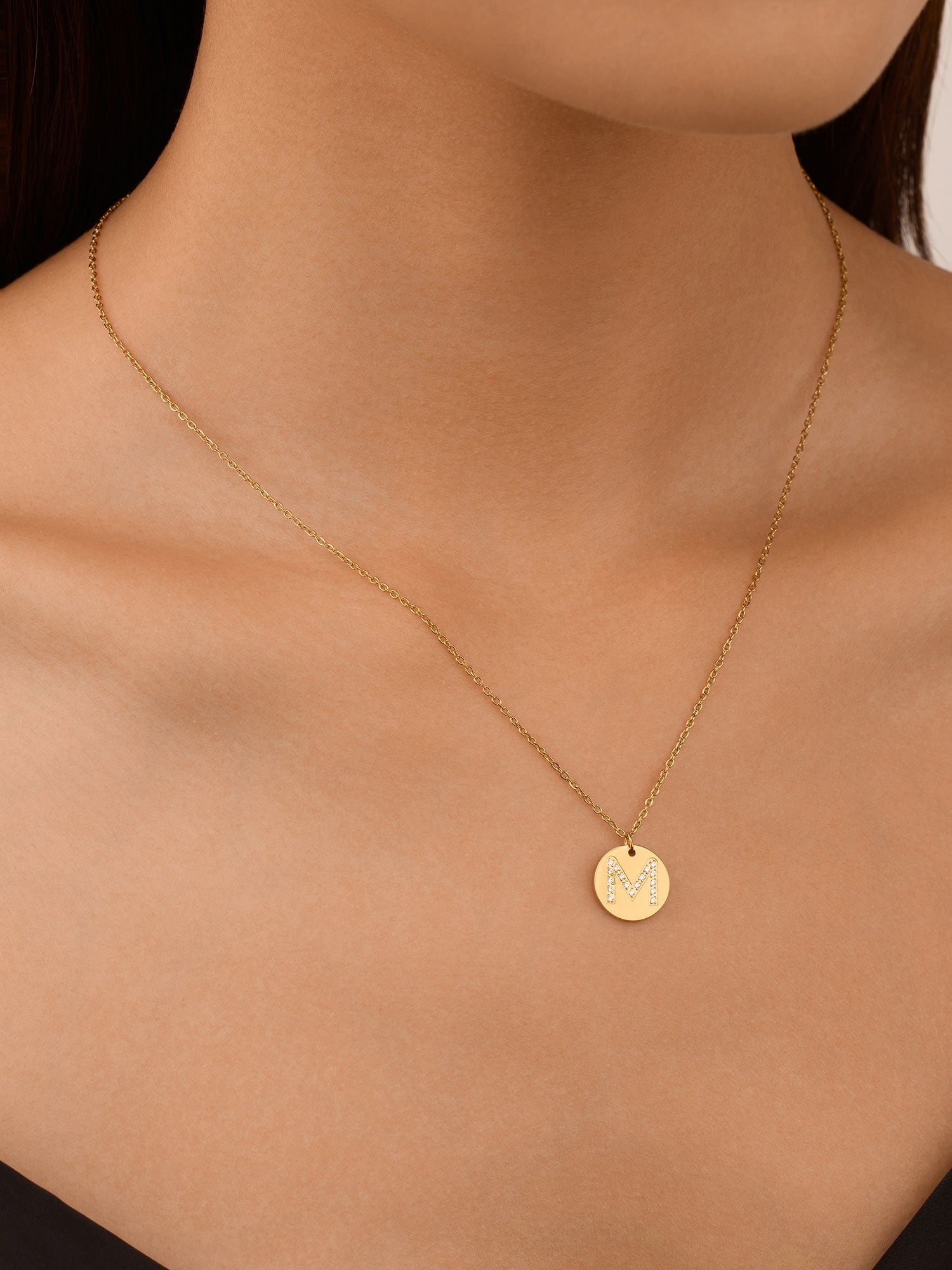 Colar Inicial M medalhão Dourado Brillante