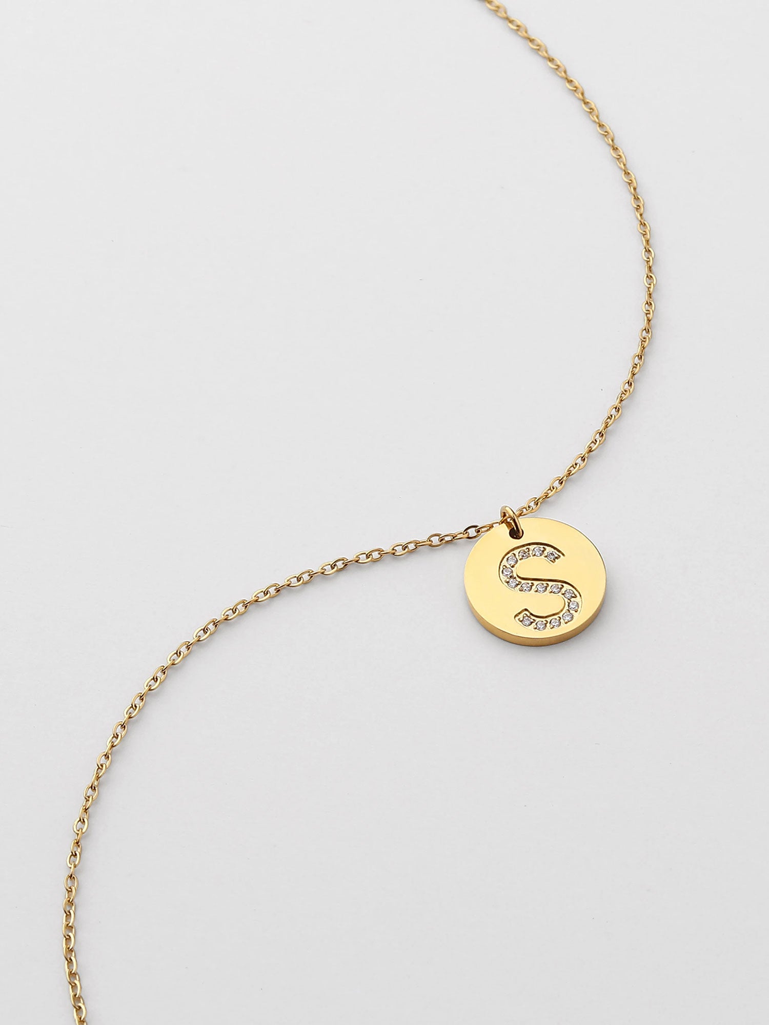 Colar Inicial S medalhão Dourado Brillante