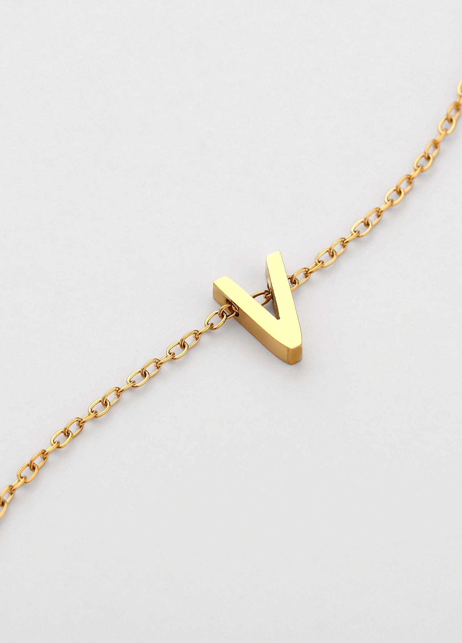 Colar Inicial V Dourado