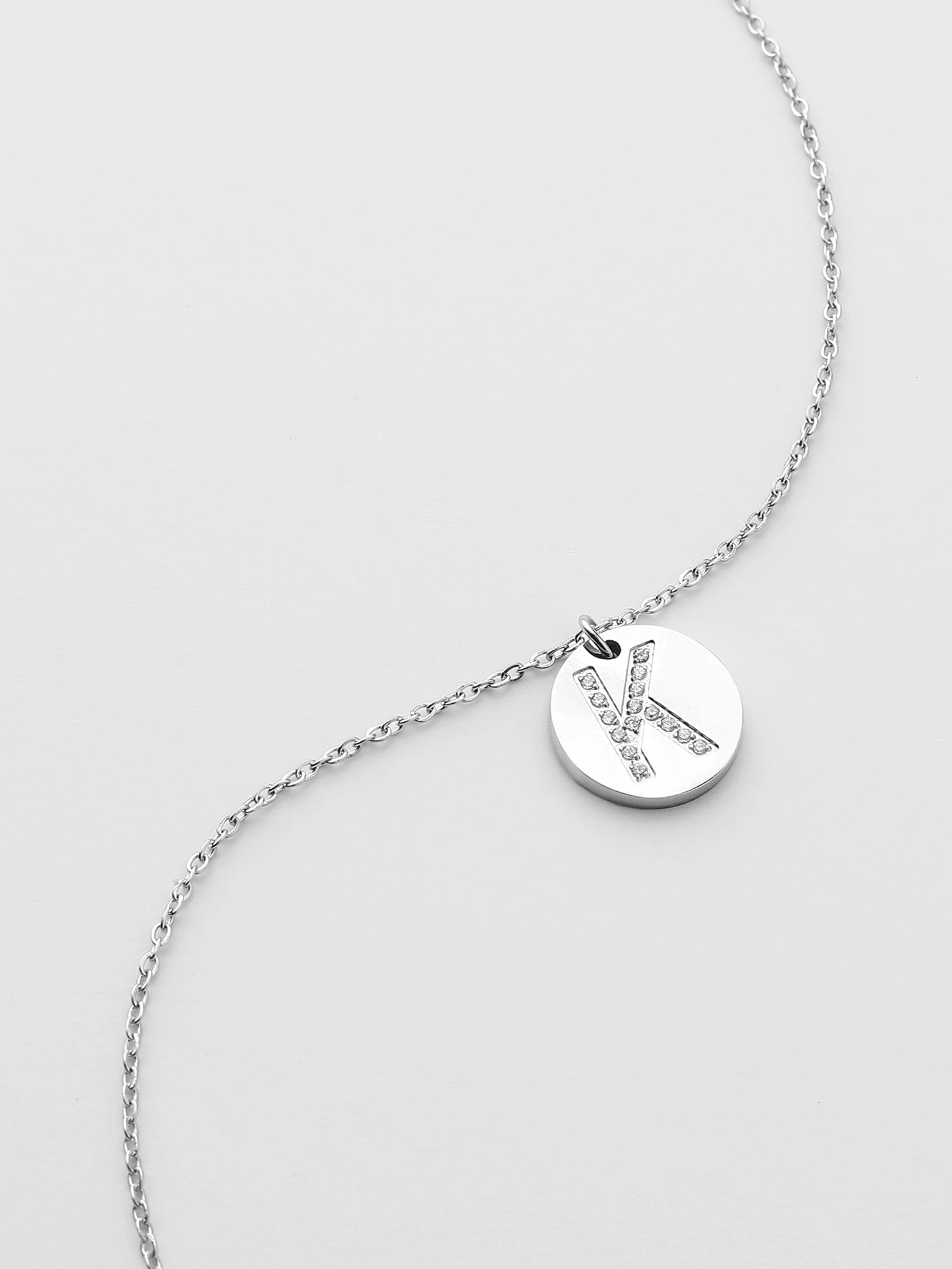 Colar Inicial K medalhão Prateado Brillante