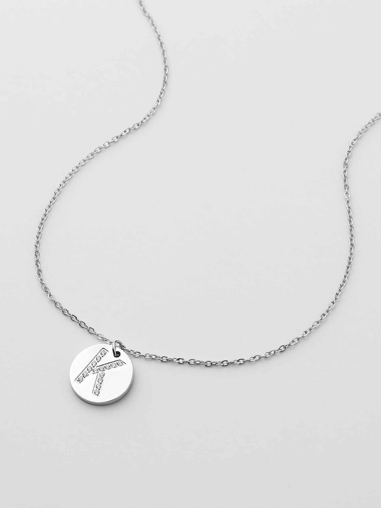 Colar Inicial K medalhão Prateado Brillante