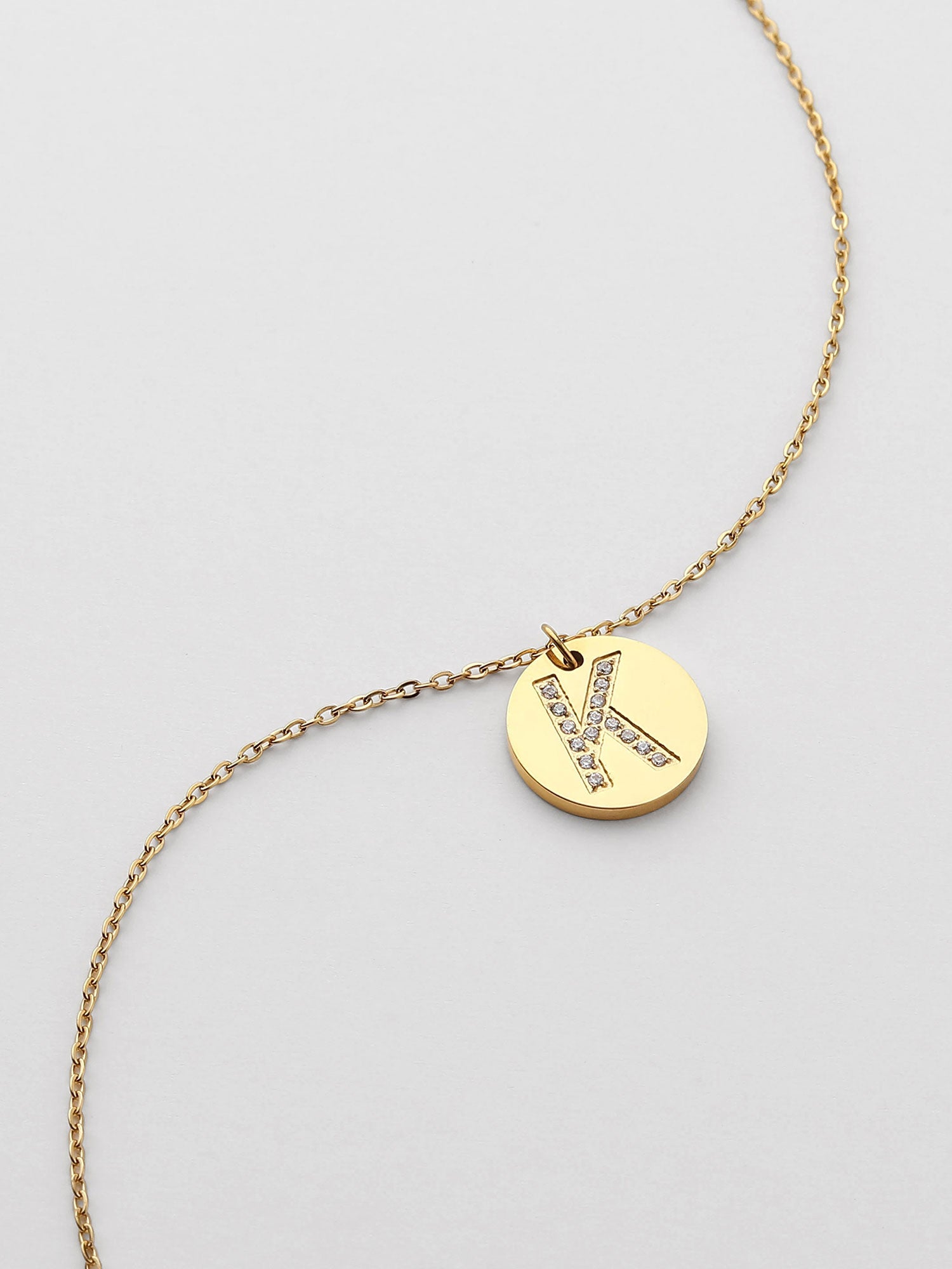 Colar Inicial K medalhão Dourado Brillante