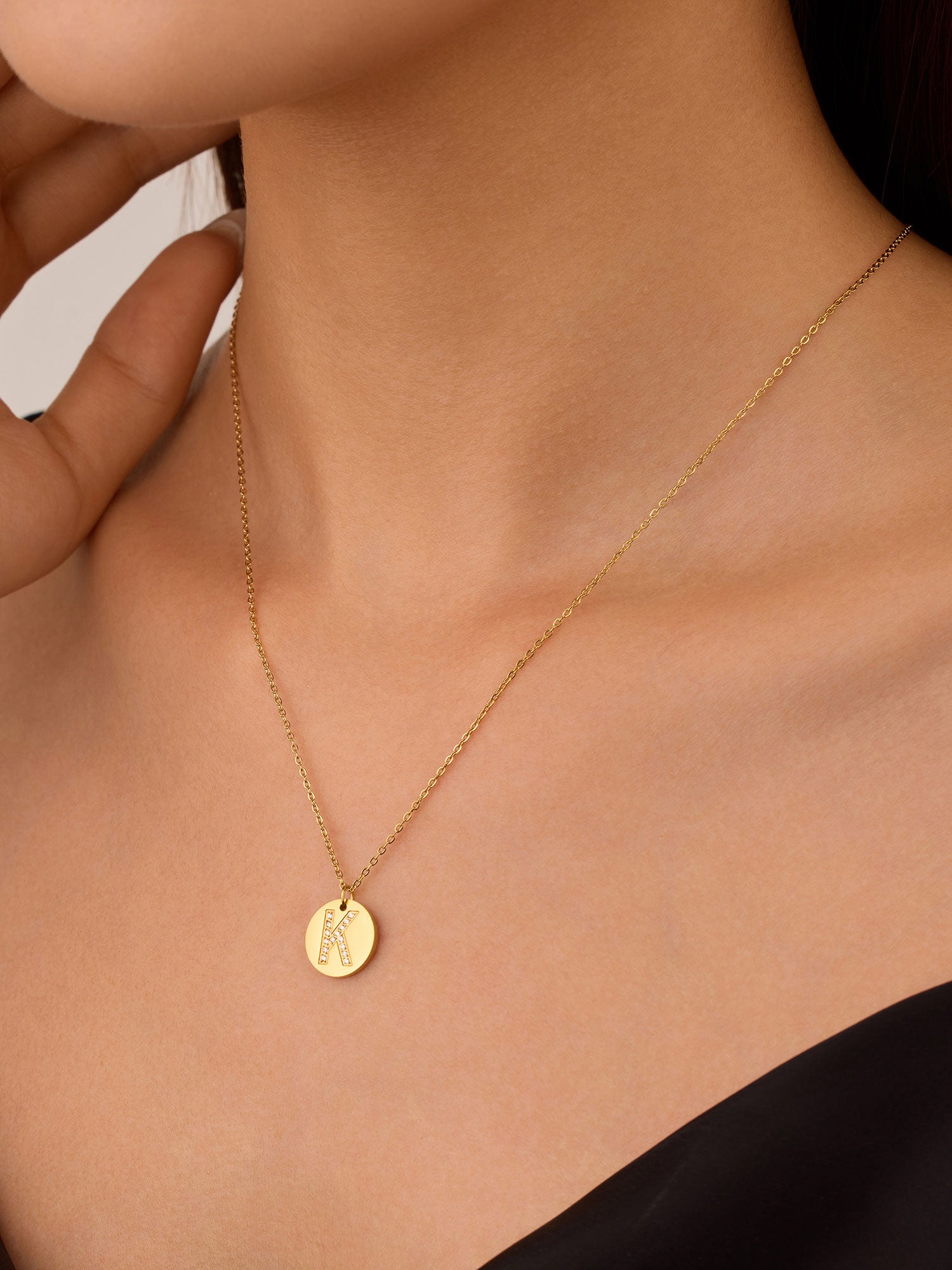Colar Inicial K medalhão Dourado Brillante