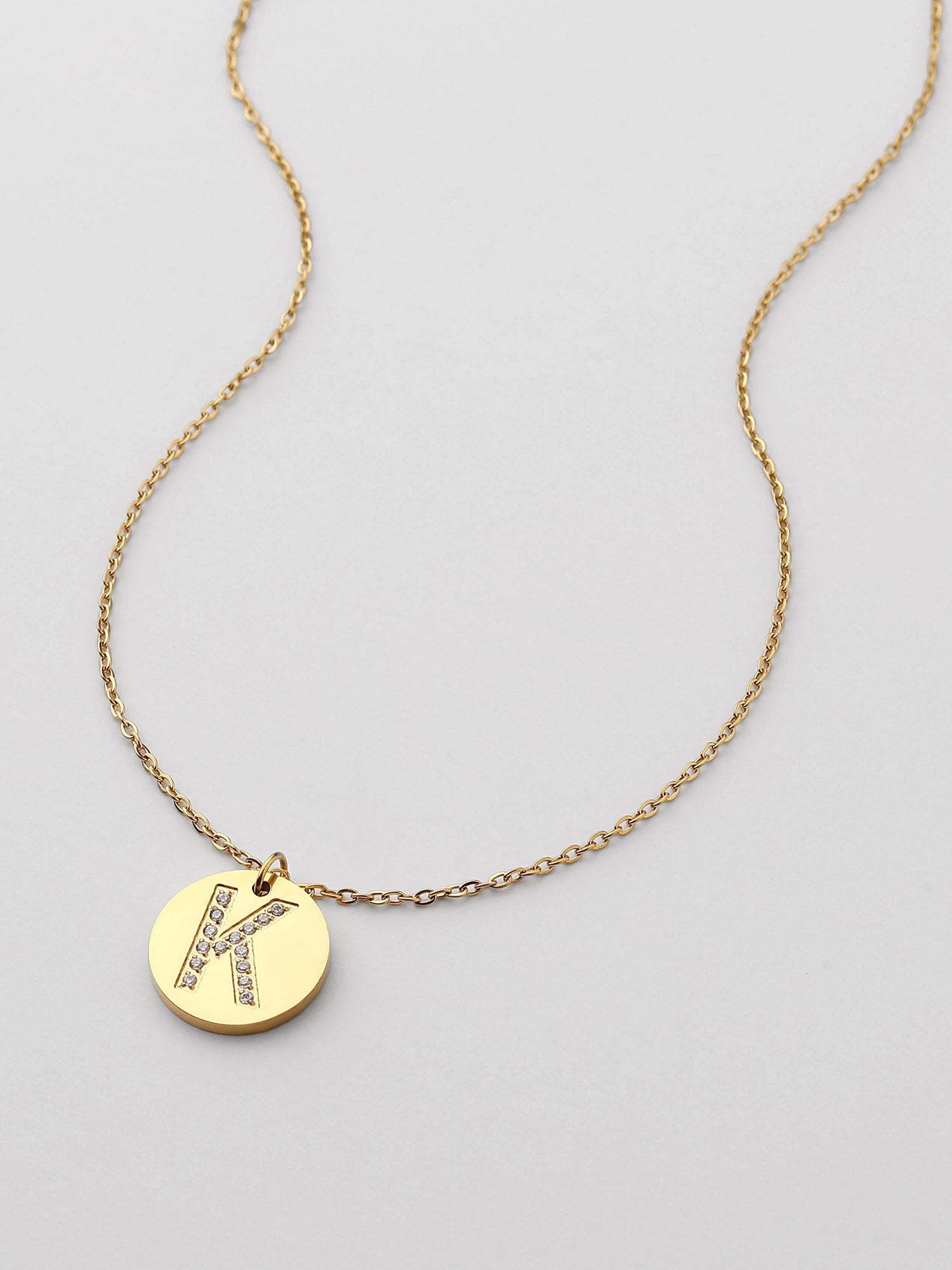Colar Inicial K medalhão Dourado Brillante