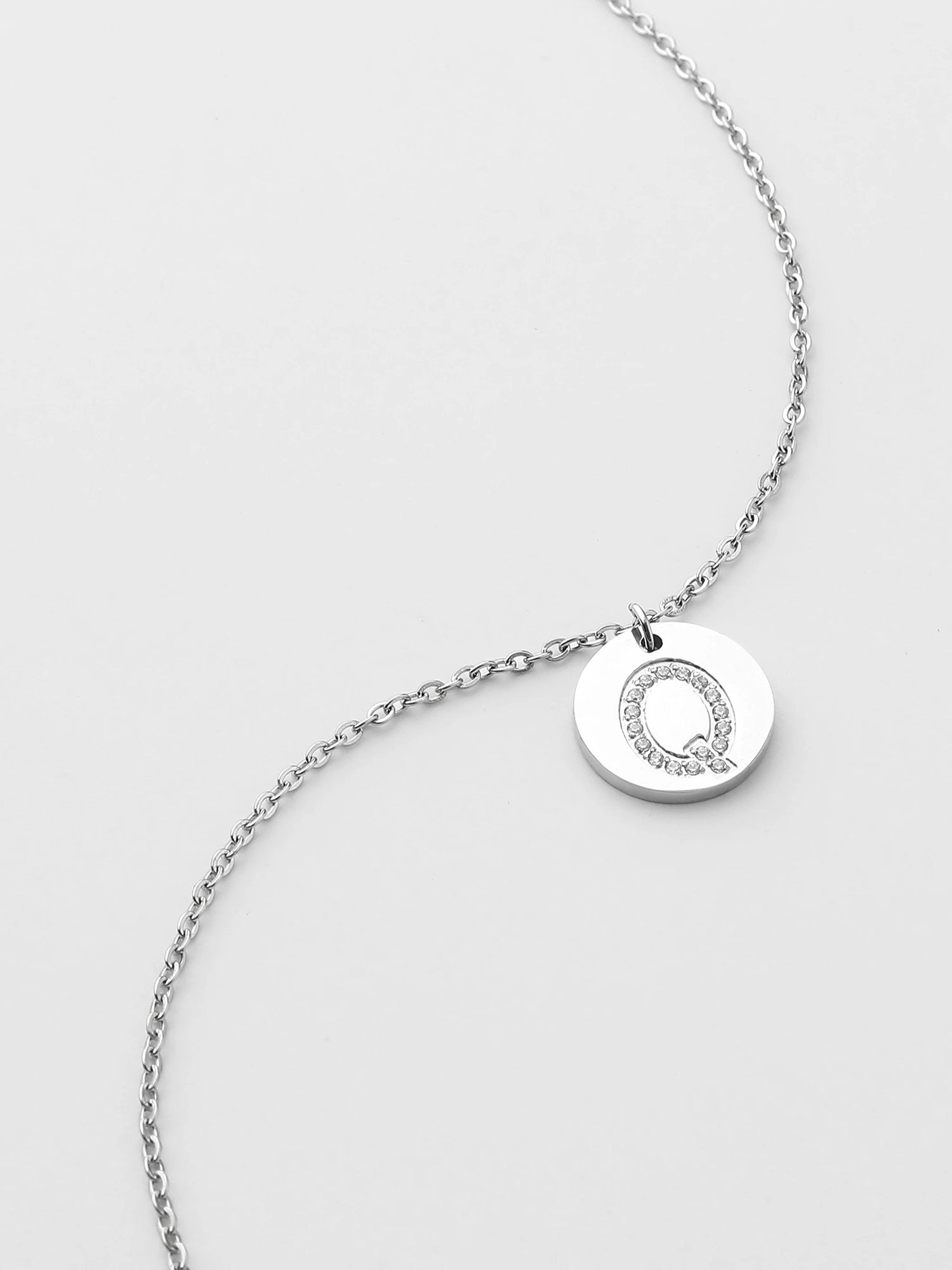Colar Inicial Q medalhão Prateado Brillante