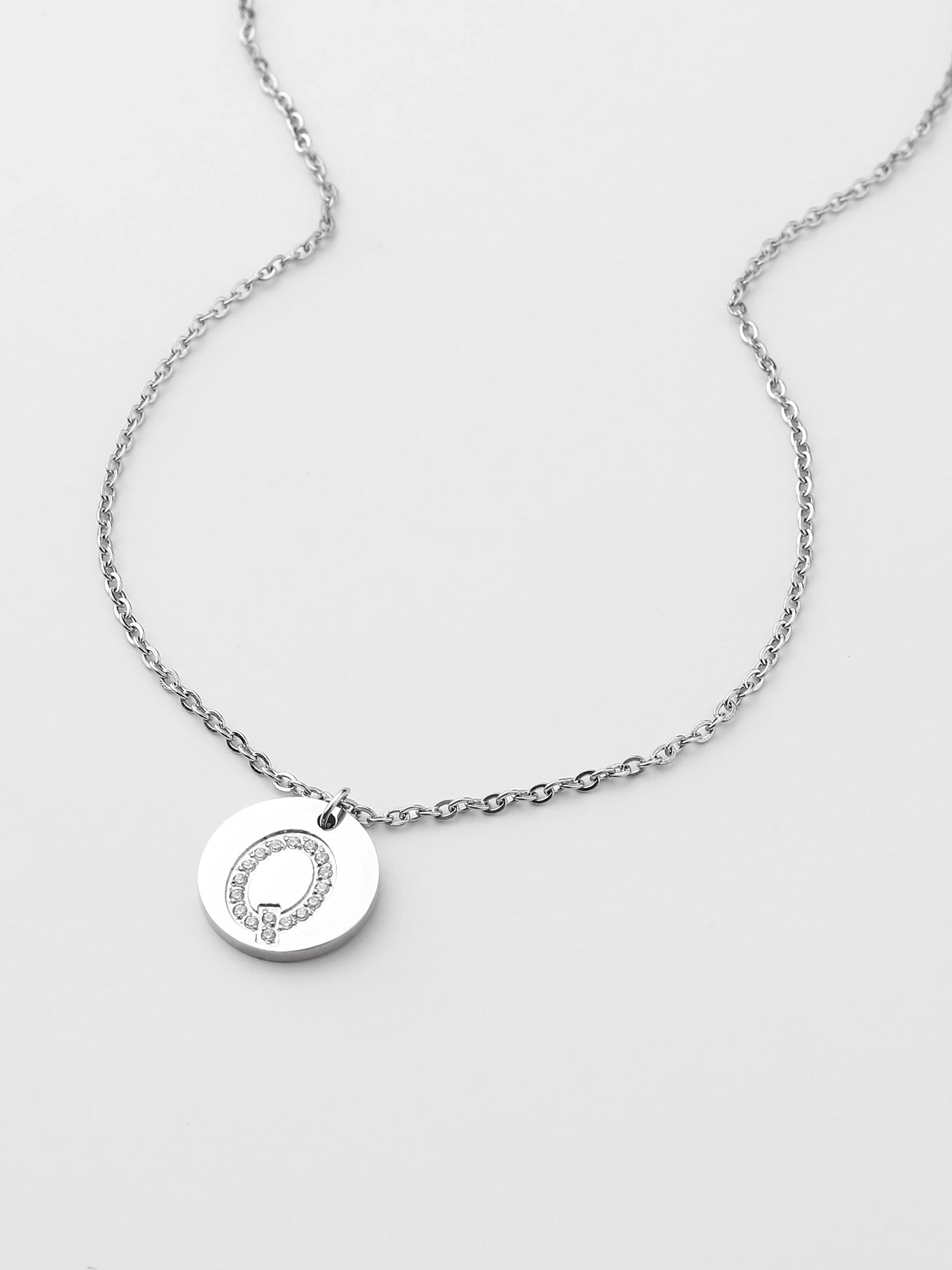 Colar Inicial Q medalhão Prateado Brillante