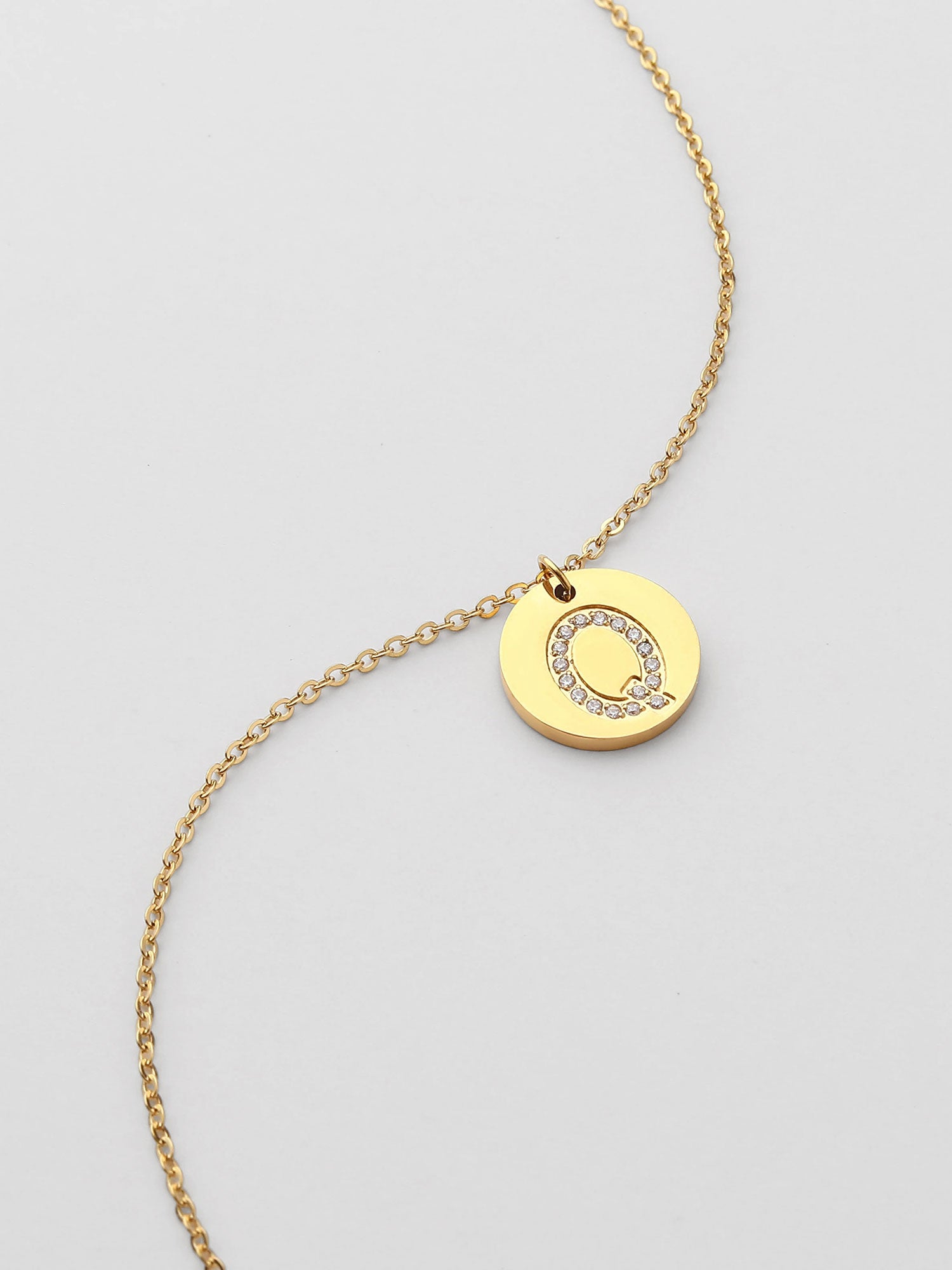 Colar Inicial Q medalhão Dourado Brillante