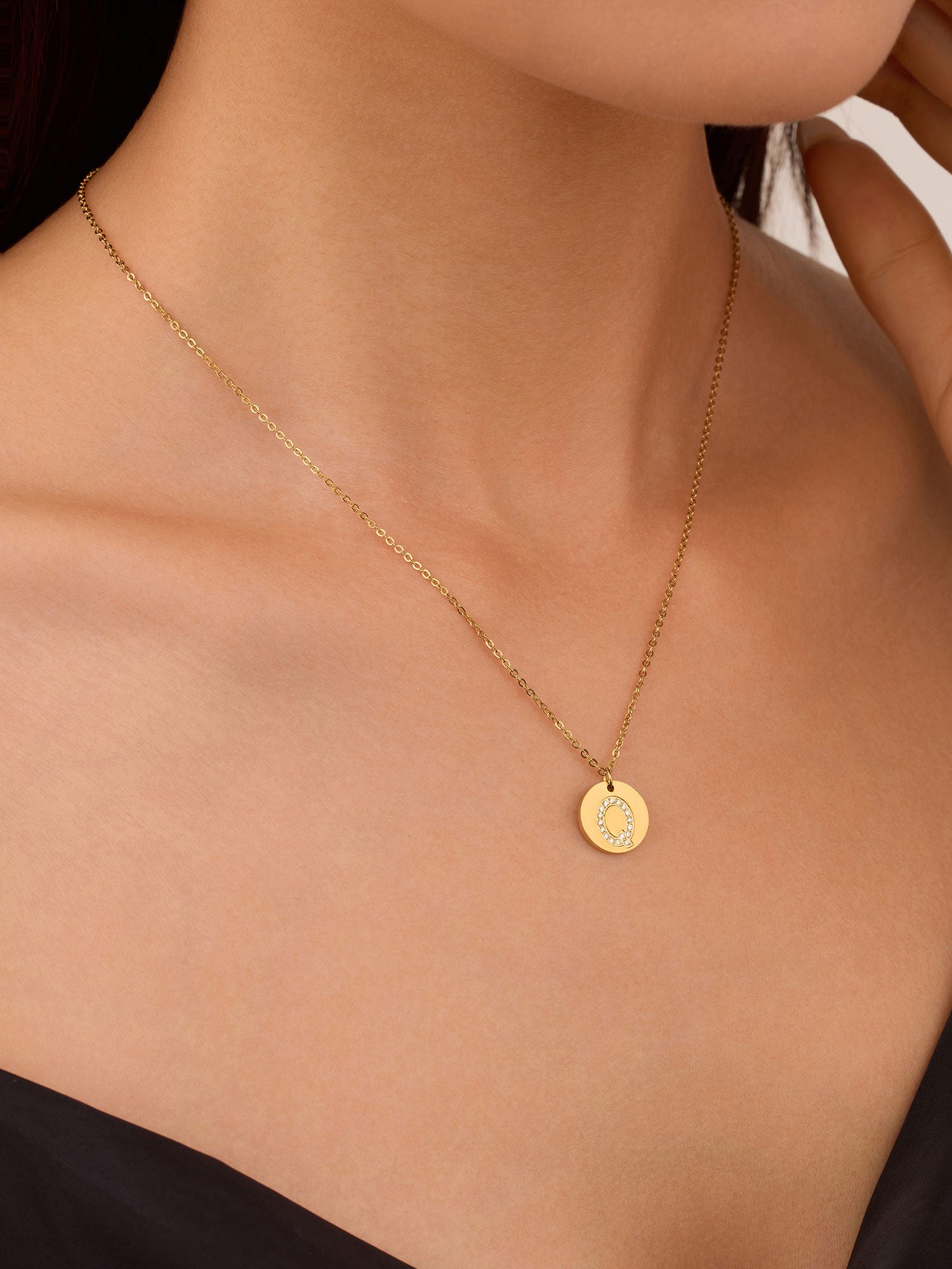 Colar Inicial Q medalhão Dourado Brillante