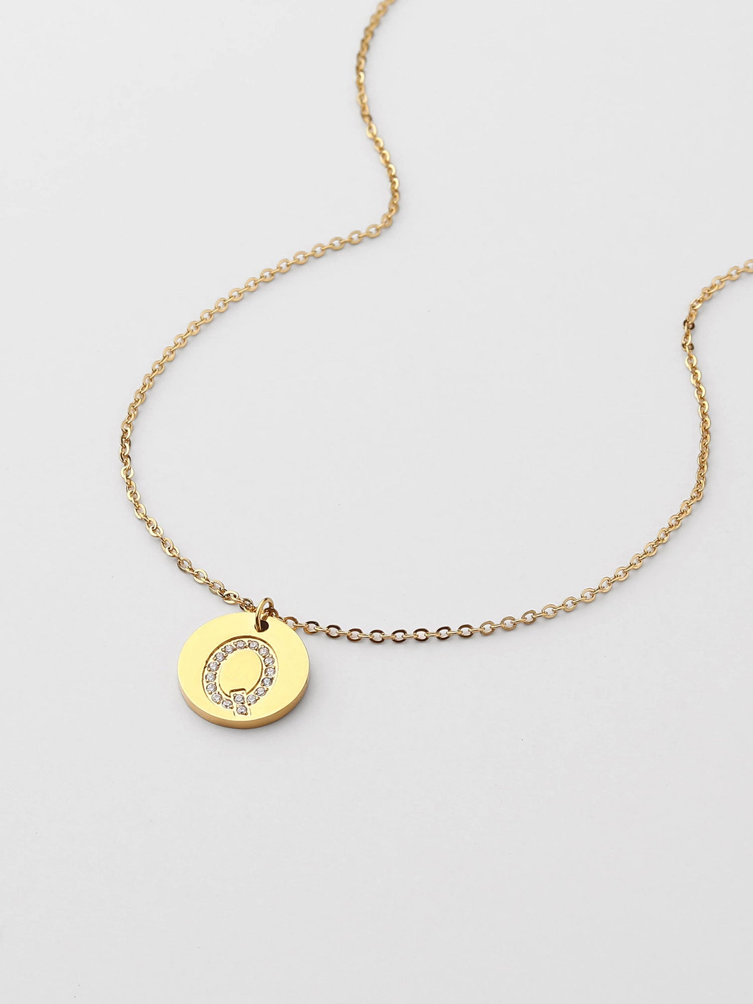 Colar Inicial Q medalhão Dourado Brillante