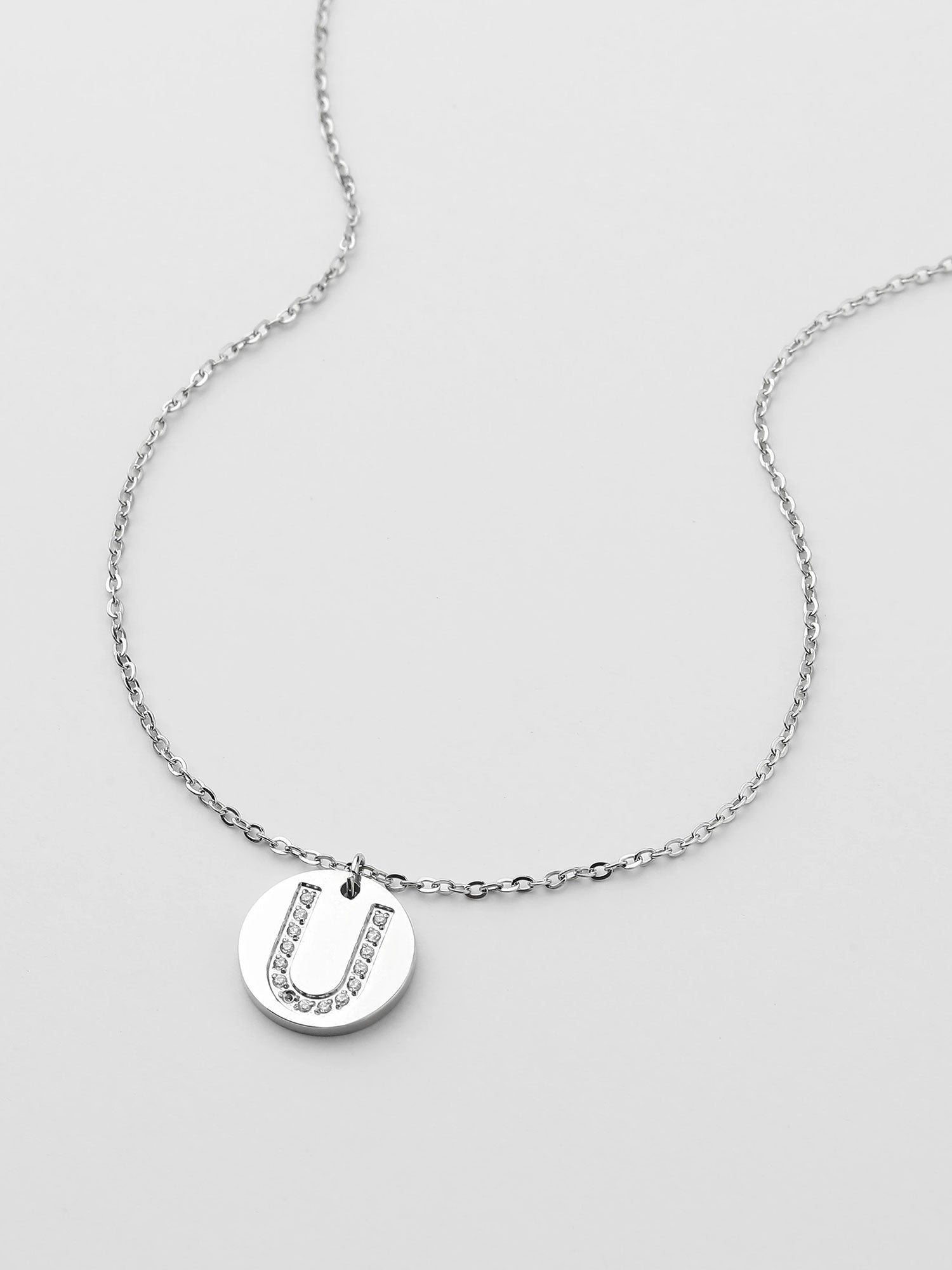 Colar Inicial U medalhão Prateado Brillante