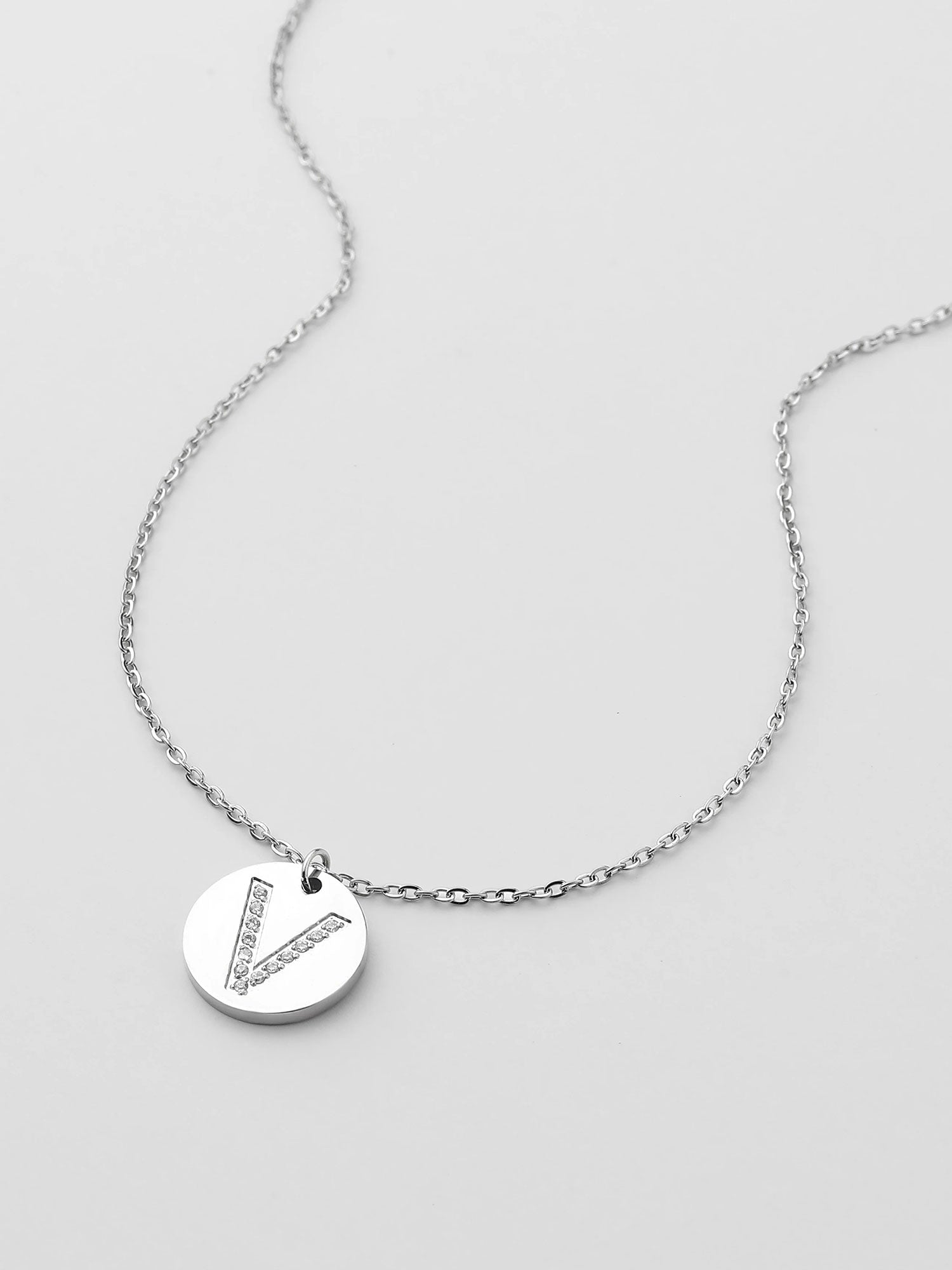 Colar Inicial V medalhão Prateado Brillante