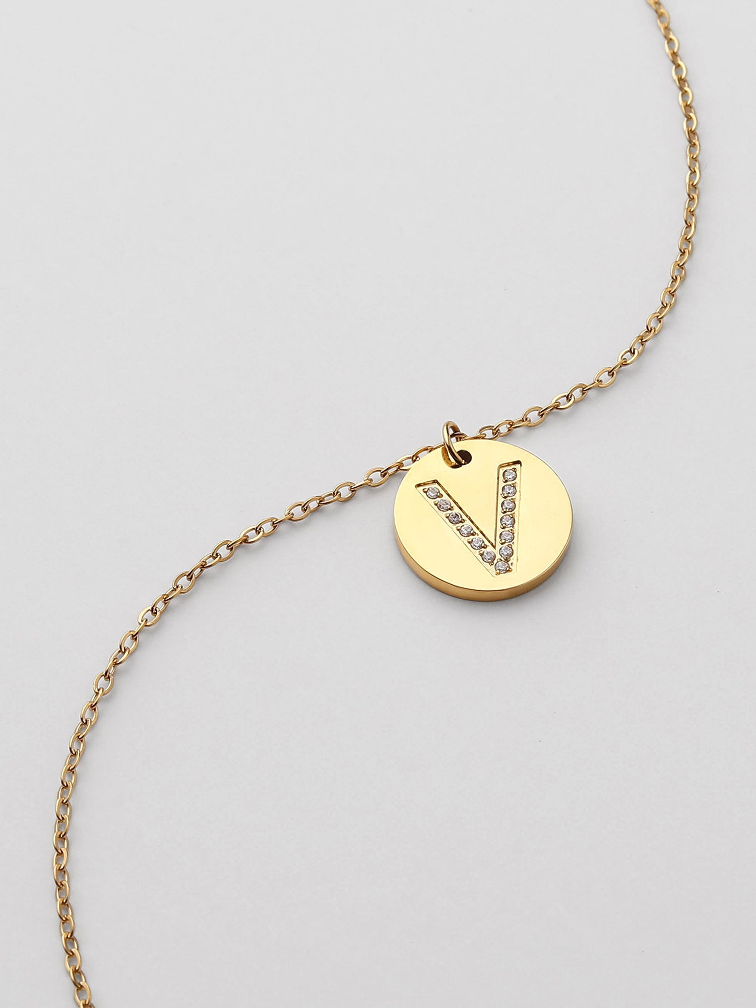 Colar Inicial V medalhão Dourado Brillante