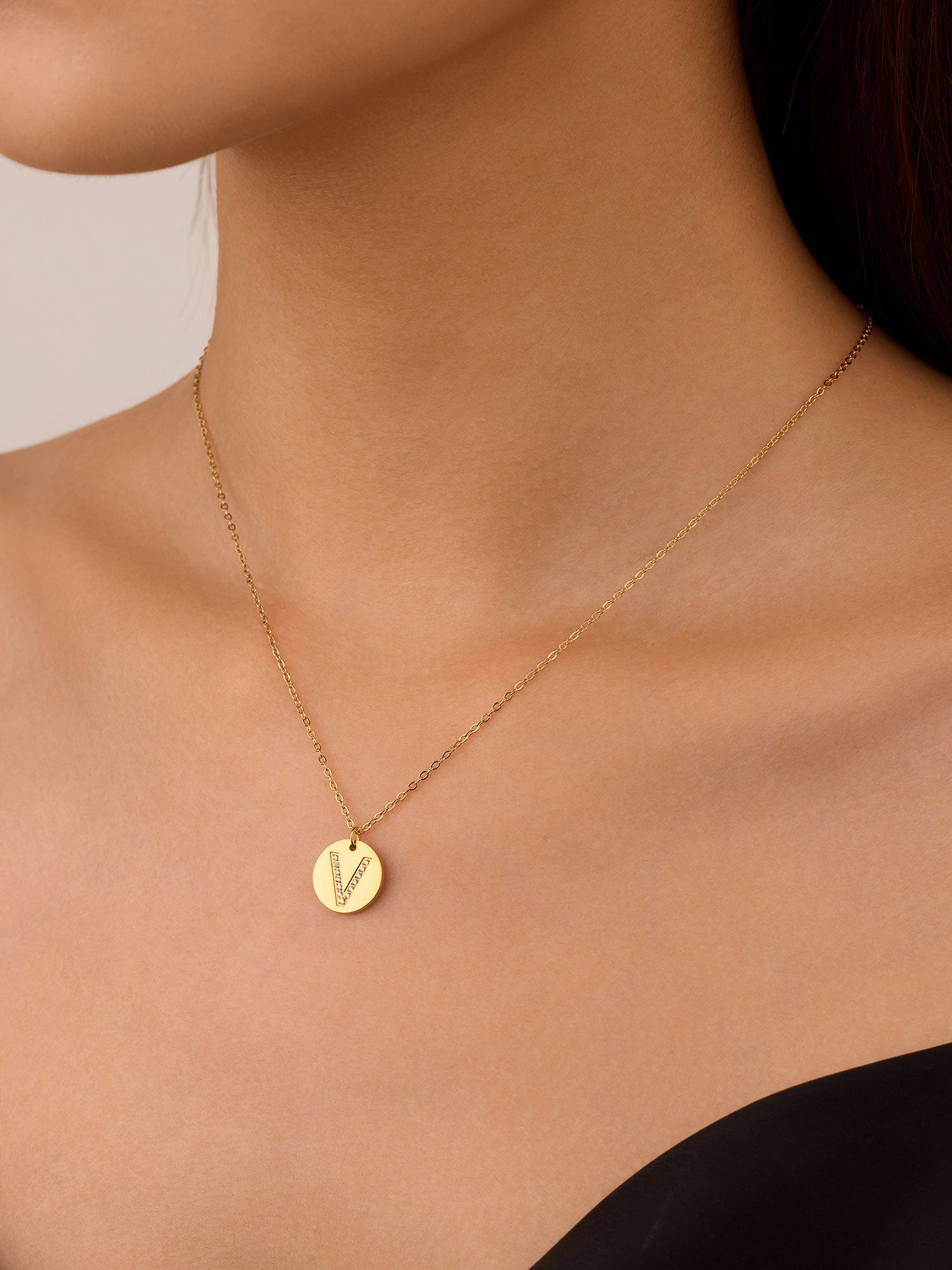 Colar Inicial V medalhão Dourado Brillante