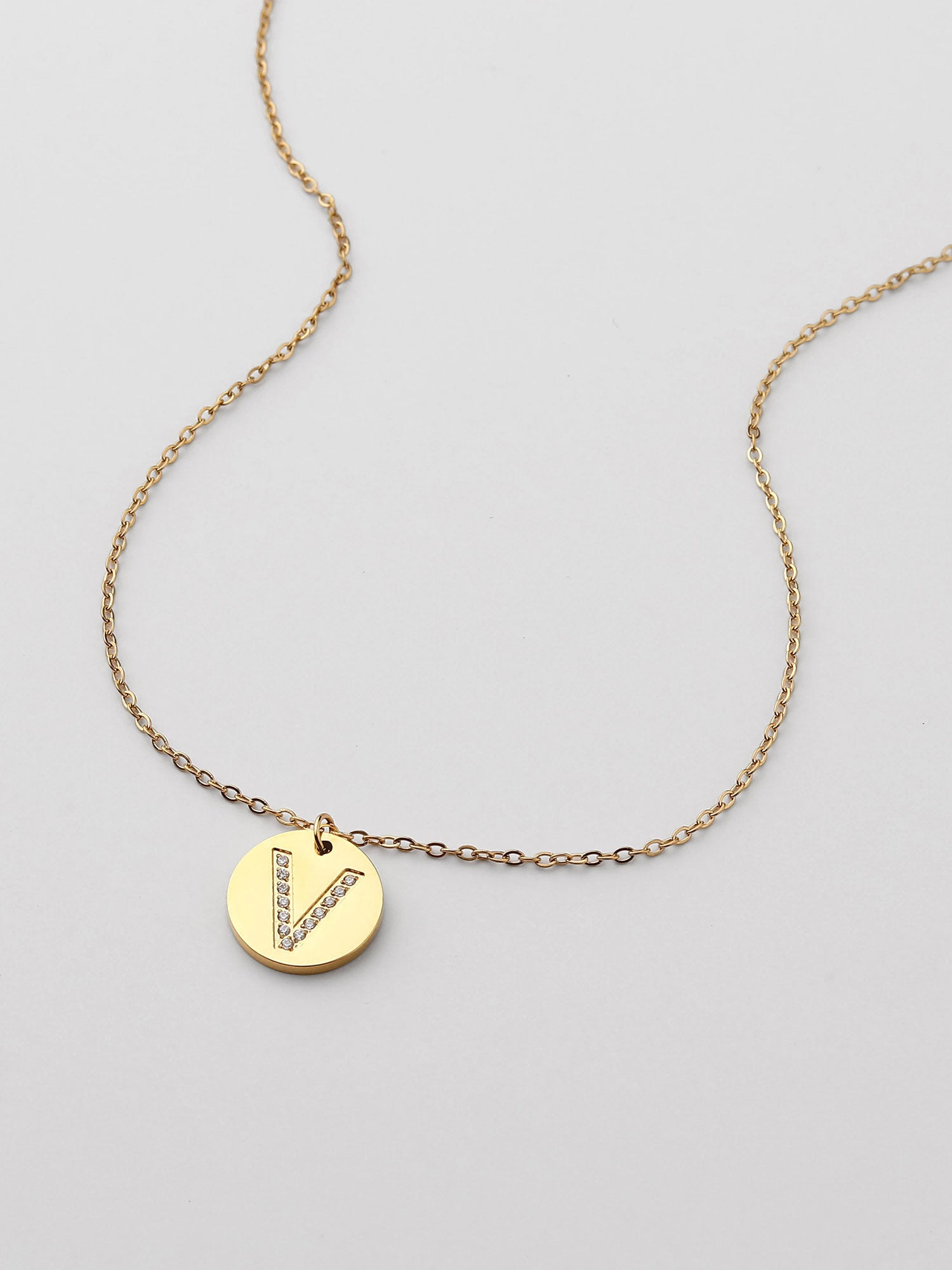 Colar Inicial V medalhão Dourado Brillante